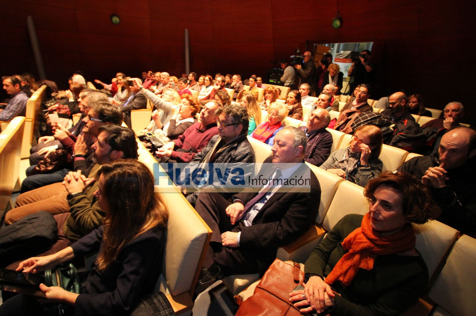 Imágenes de Mª Rosa Calaf recibiendo en premio Ángel Serradilla