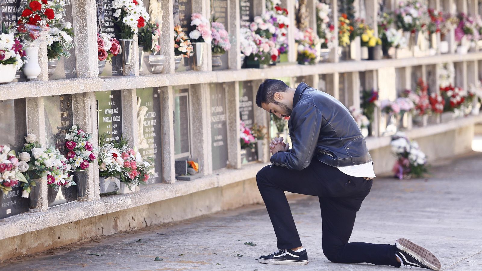 Flavio reza por sus abuelos paternos.