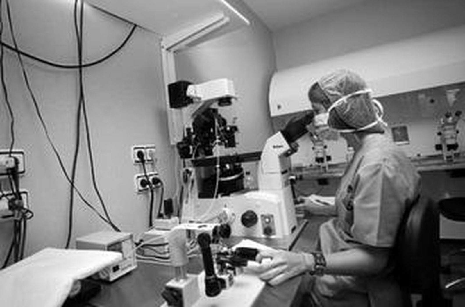 Una profesional del Centro Gutenberg, en el laboratorio.