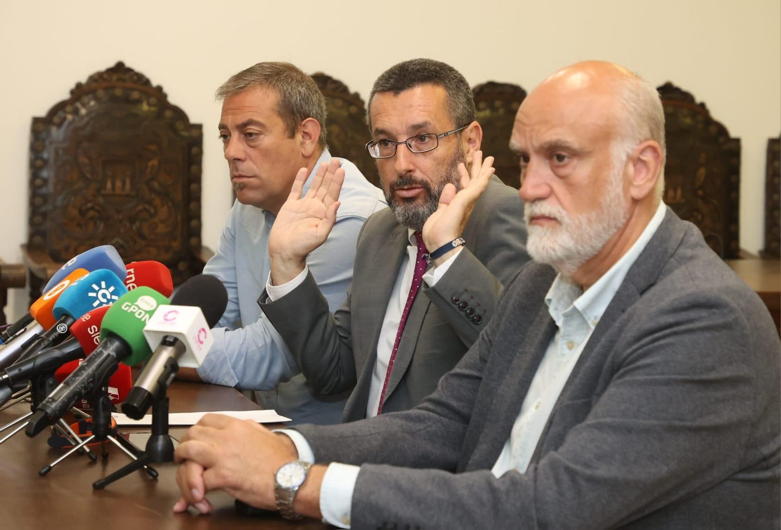 Juan Franco, Javier Vidal -derecha- y Juan Macías, en el Ayuntamiento de La Línea.