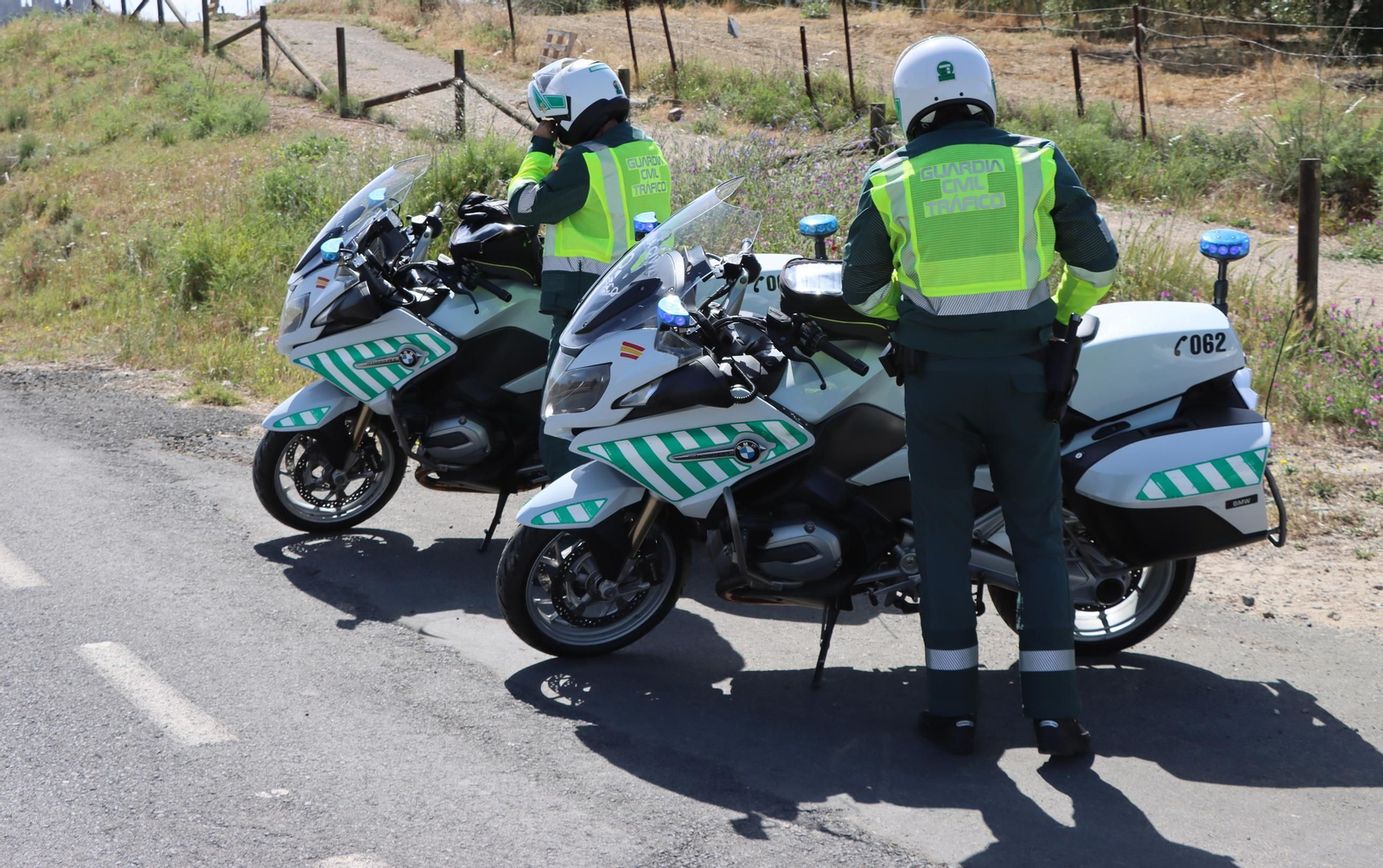 Dos agentes de la Guardia Civil de Tráfico.