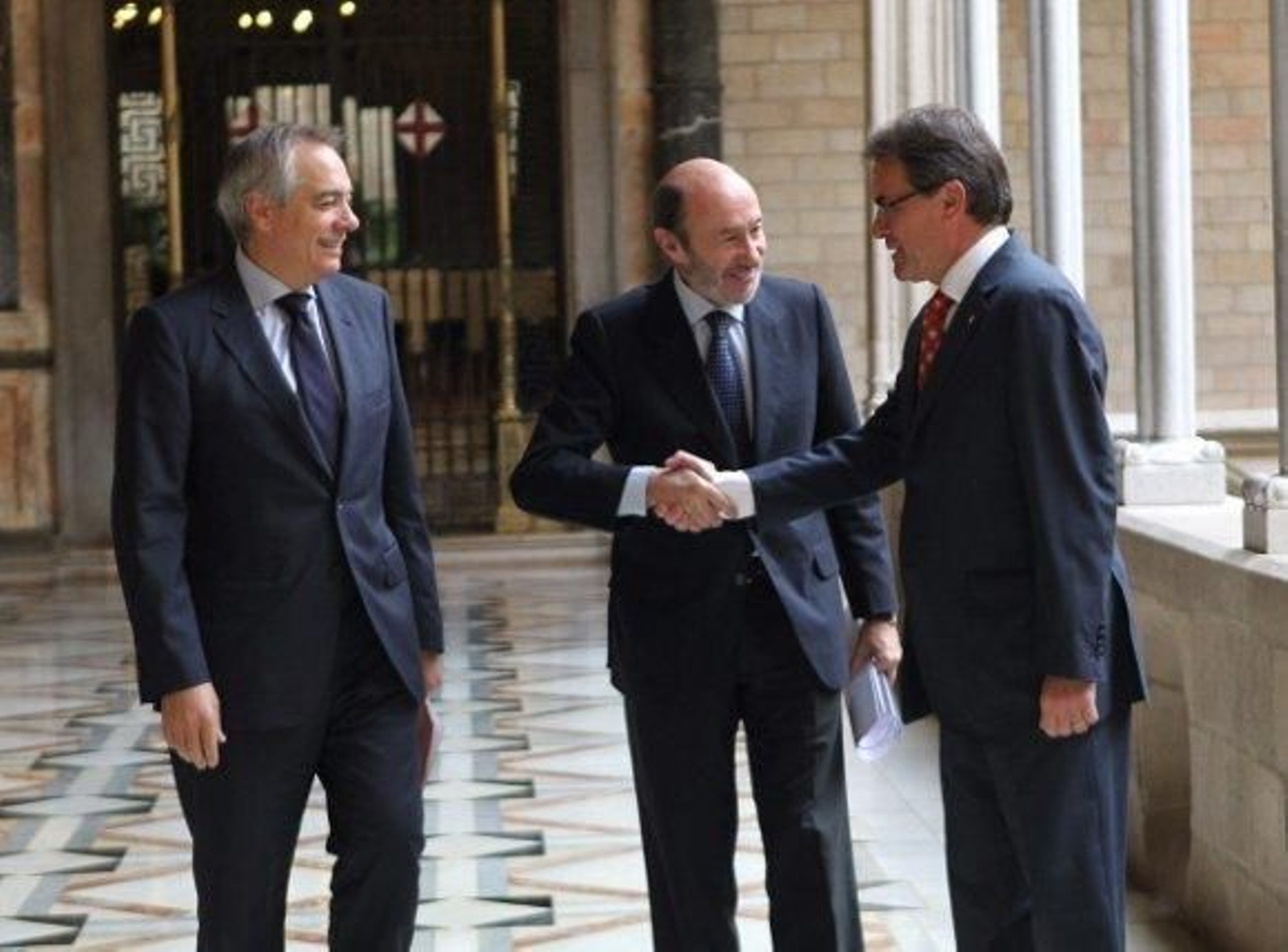 Rubalcaba ofrece a Artur Mas "votar" sobre la reforma constitucional y olvidar la consulta soberanista