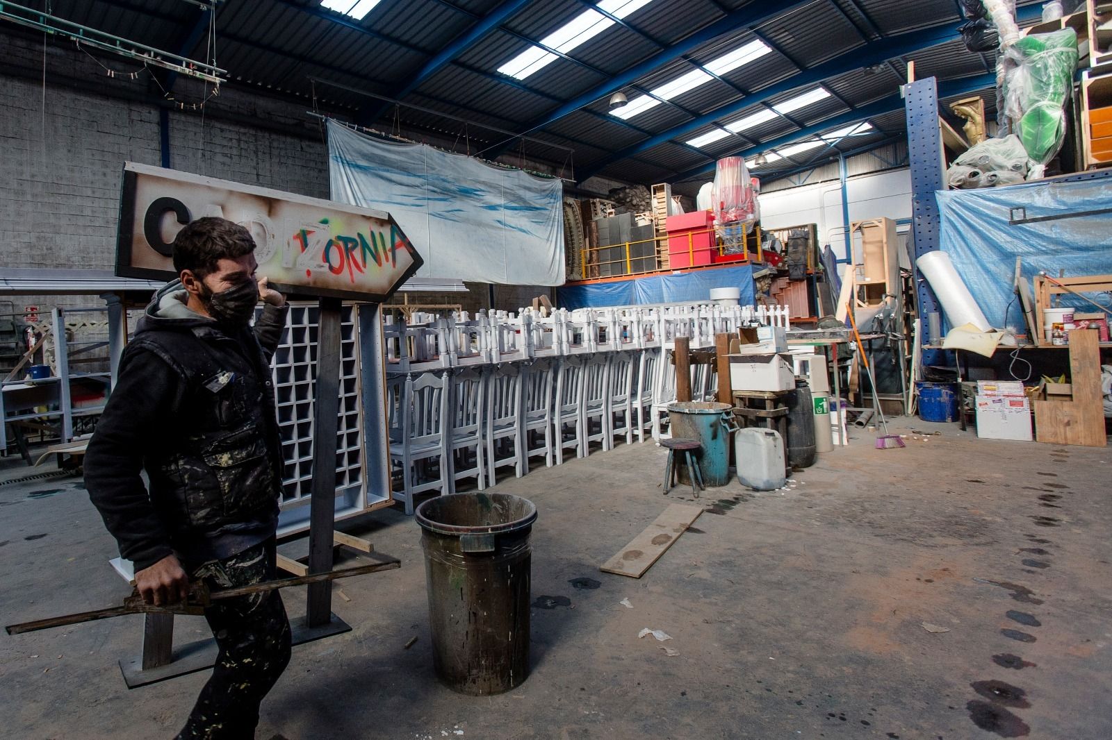 Atrezzos de Carnaval en la nave de Quattro Producciones Artísticas.