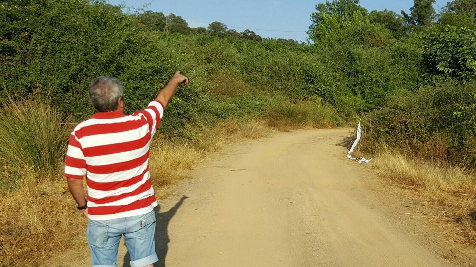 Un vecino señala el camino que conduce a la fnca Calwero de El Campillo, escena del crimen.