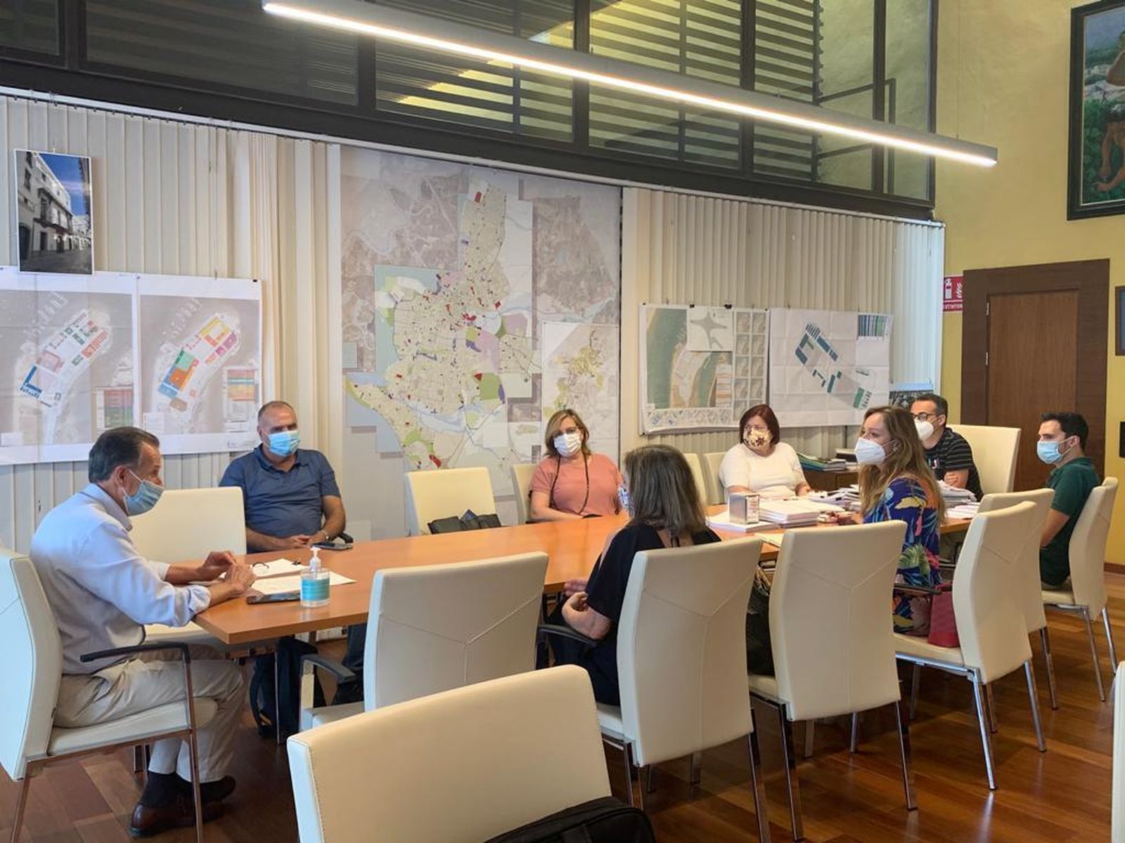 Un momento de la reunión mantenida en Alcaldía por representantes municipales y de la UCA.