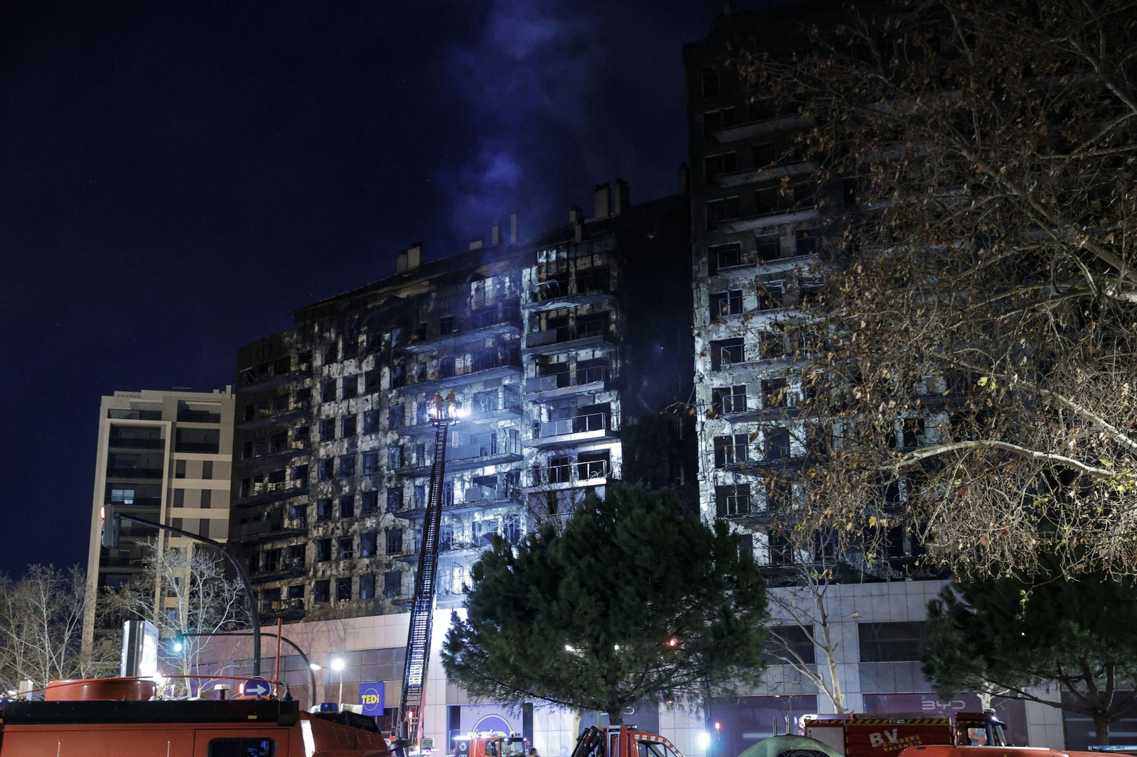 Así ha quedado el residencial devorado por las llamas en Valencia Así ha quedado el residencial devorado por las llamas en Valencia