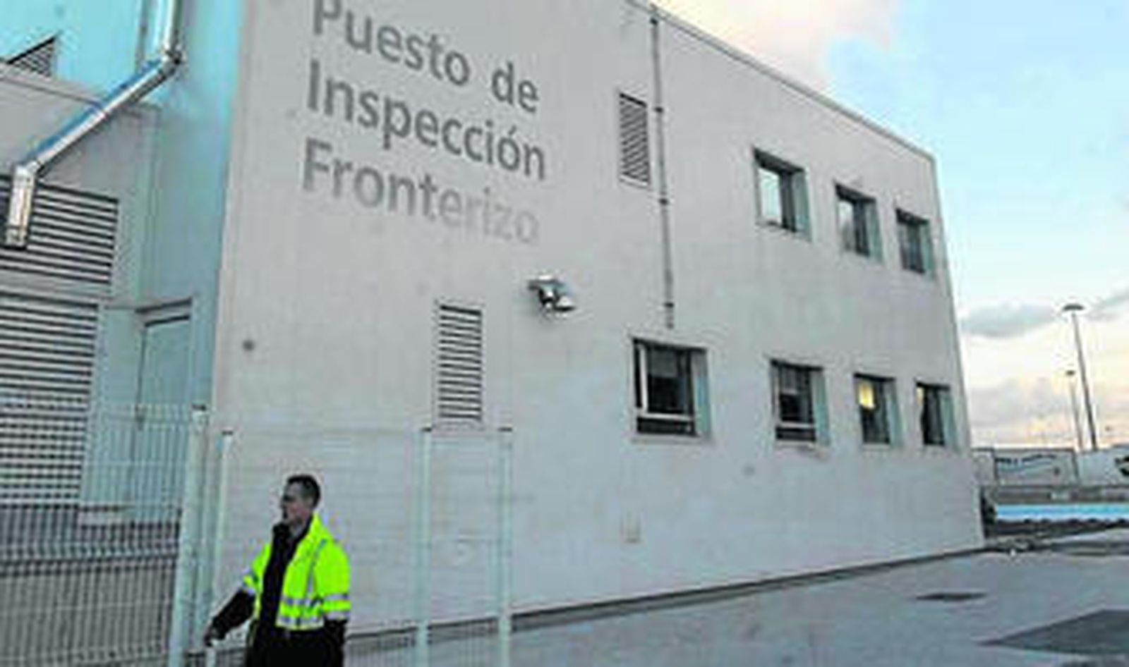 Un trabajador camina frente al nuevo PIF de Algeciras.