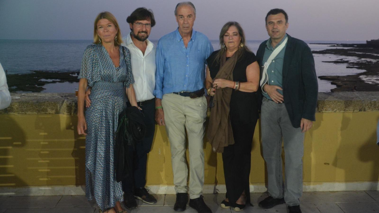 María del Mar Díez, Manuel Navarro, Isidoro Cárdeno, Carmen Izquierdo y el alcalde de Cádiz, Bruno García.