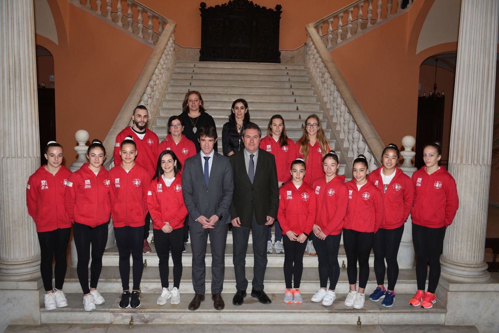 Las deportistas del Club Gimnástico Sur, en la presentación del torneo.