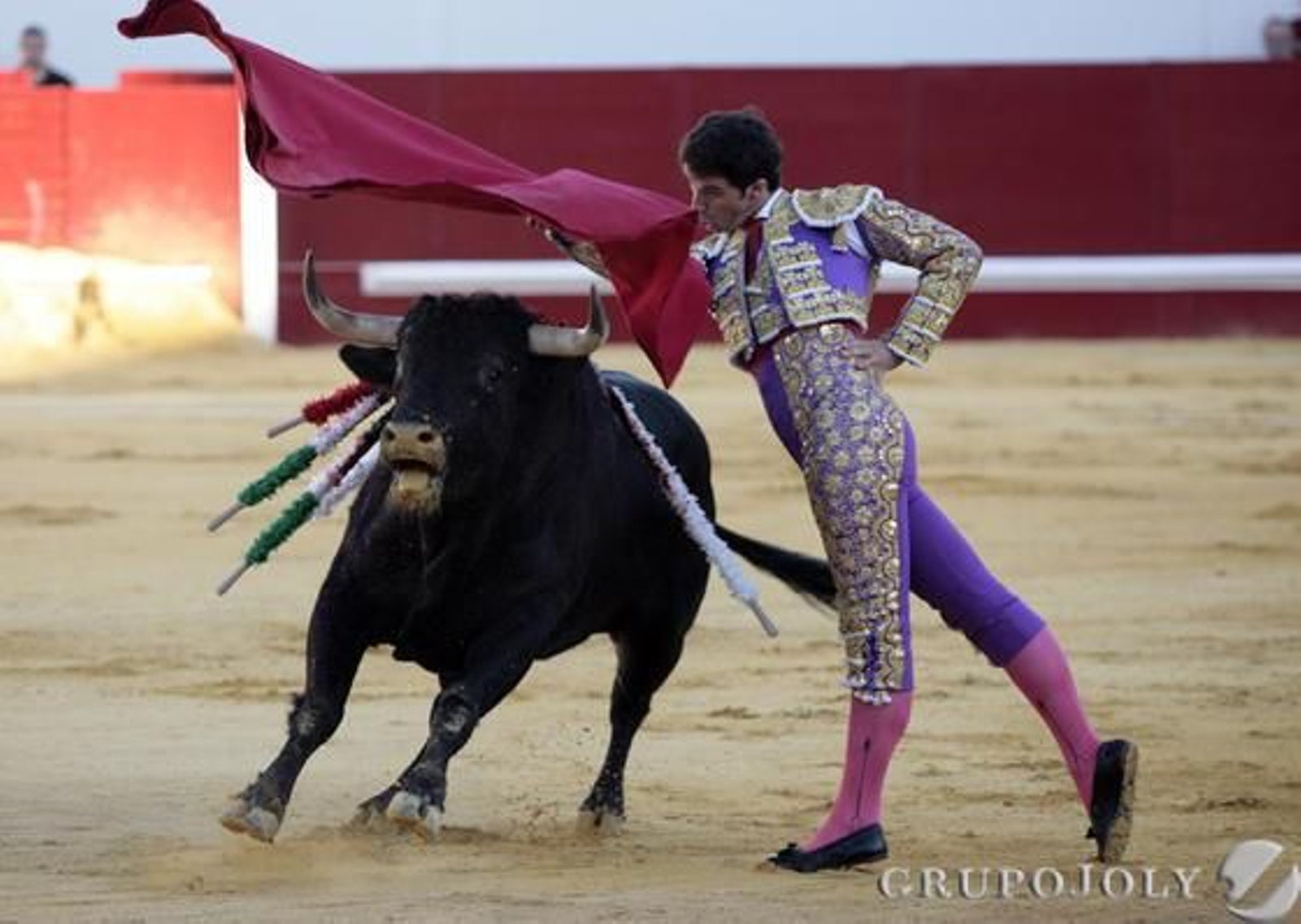 El torero Luis Vilches durante la faena.

Foto: Juan Carlos Muñoz
