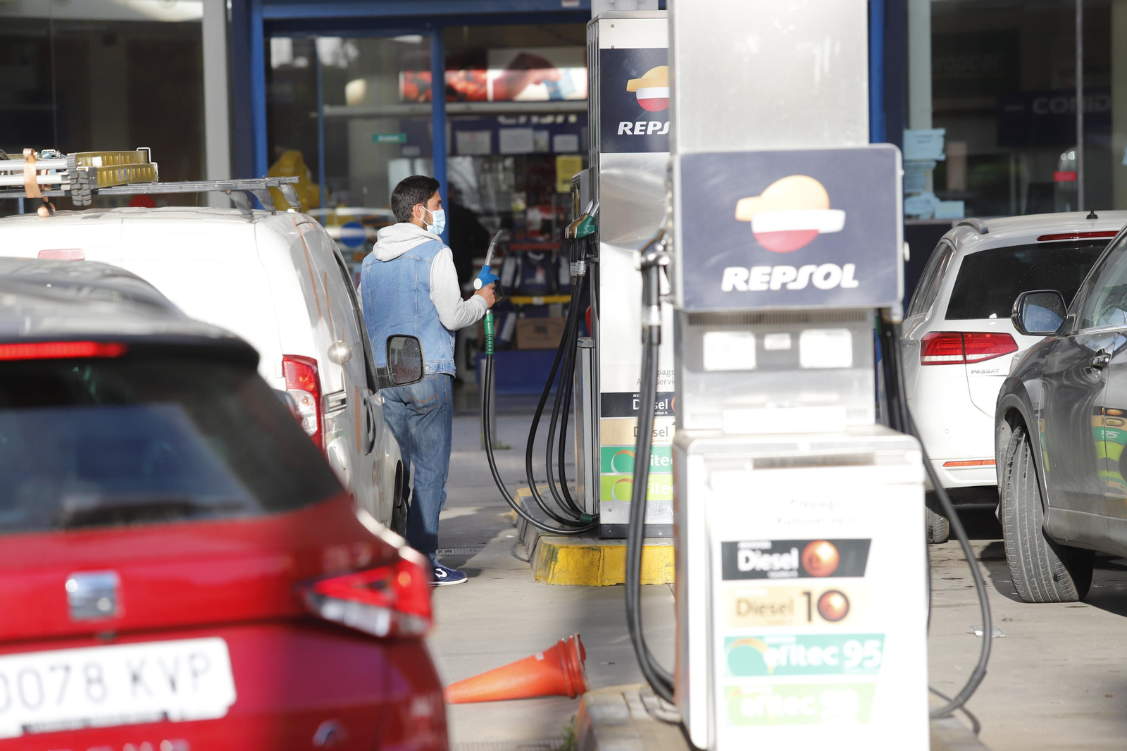 Imágenes de las gasolineras con el descuento de 20 céntimos del Gobierno en el combustible