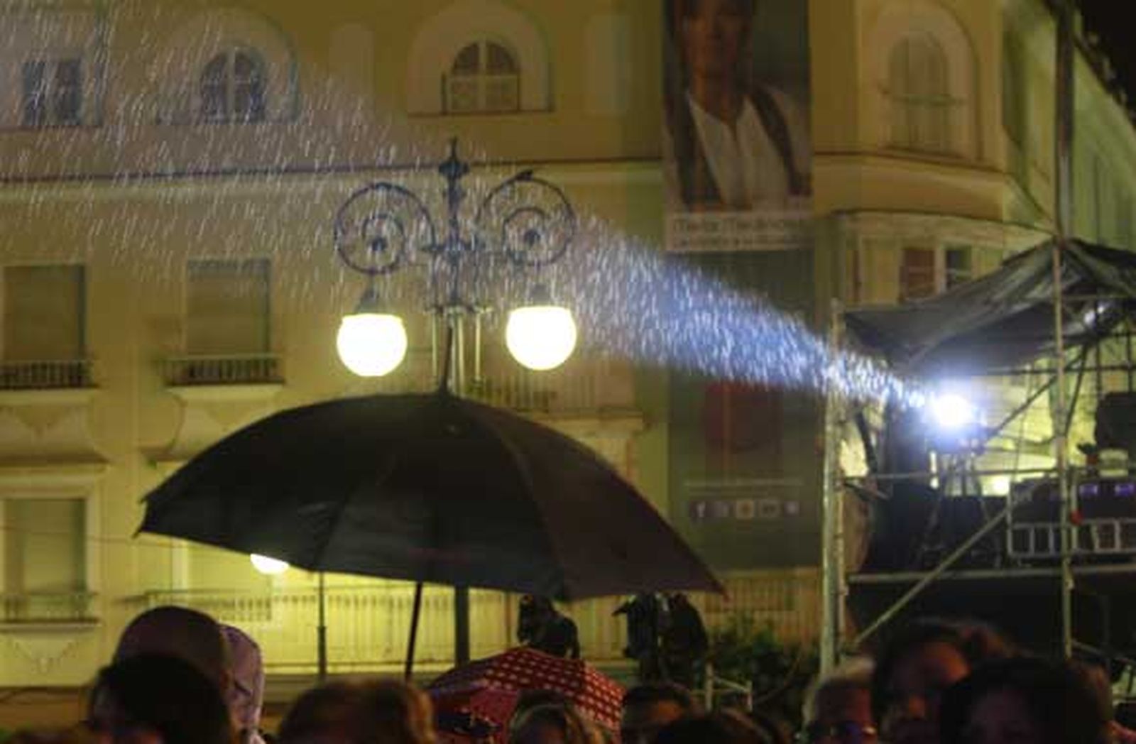 La lluvia también fue protagonista durante la celebración del pregón./Fotos:Lourdes de Vicente

Foto: Lourdes de Vicente