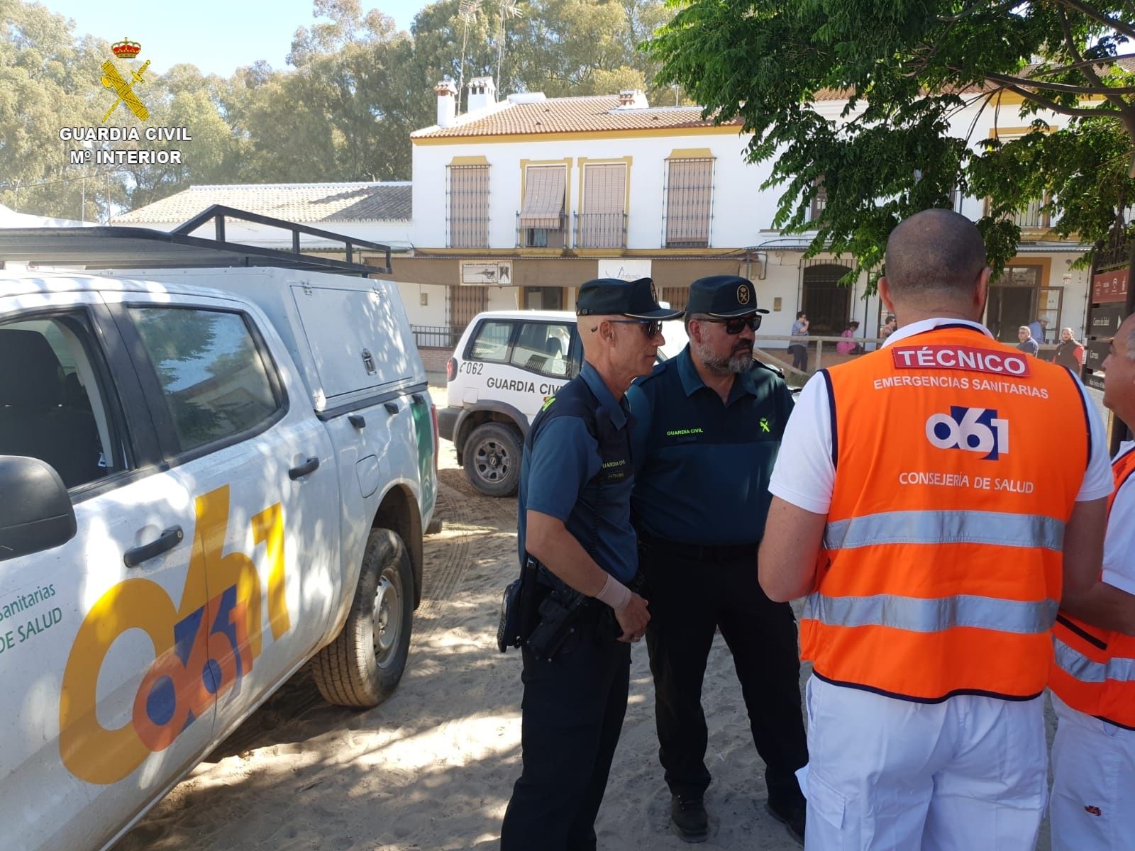 Efectivos de la Guardia Civil y del 061 durante la pasada Romería de El Rocío.