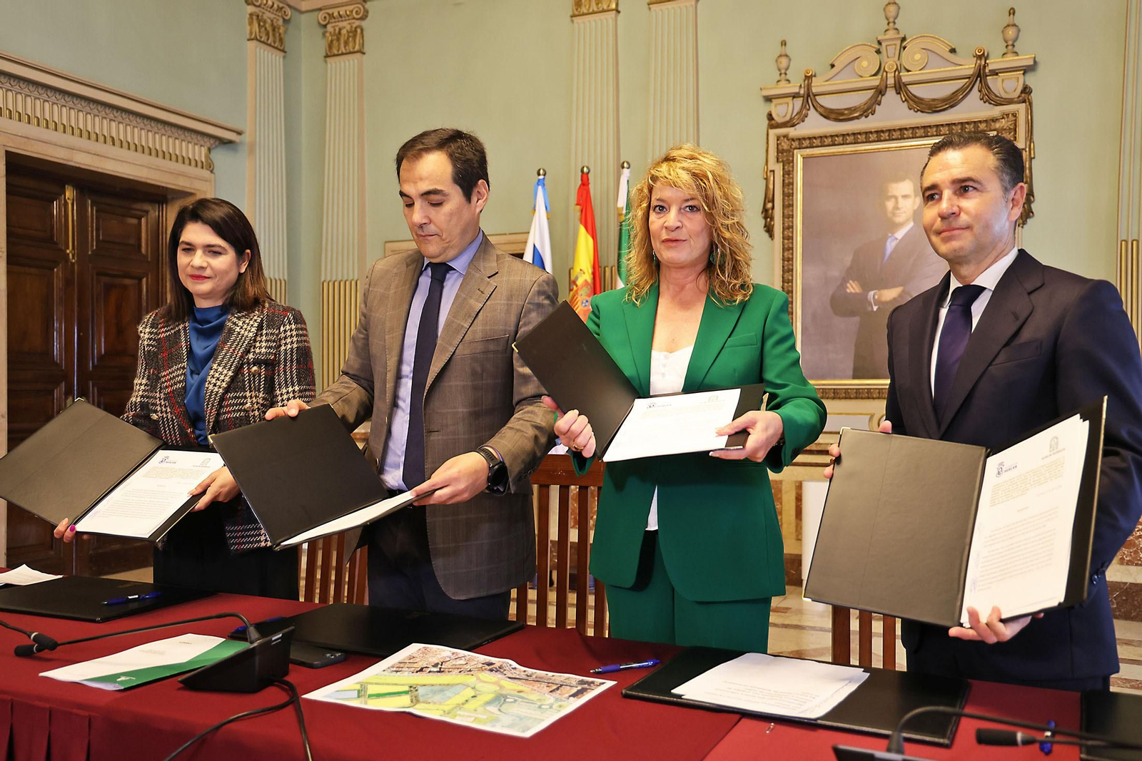 Imágenes de la firma del convenio para la cesión de los terrenos para la construcción de la Ciudad de la Justicia. Imágenes de la firma del convenio para la cesión de los terrenos para la construcción de la Ciudad de la Justicia.