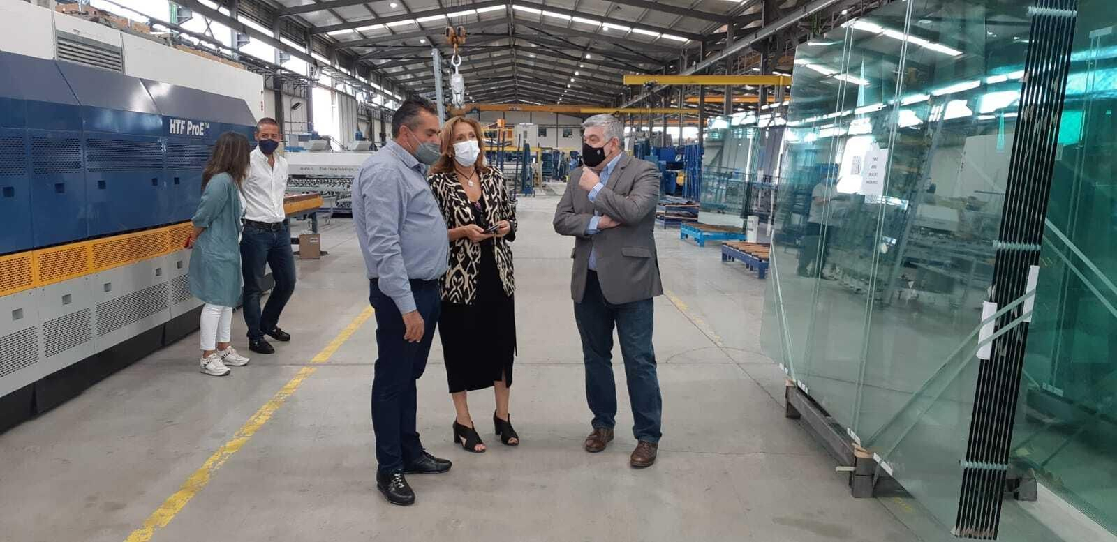 La delegada de Economía durante la visita a la empresa.
