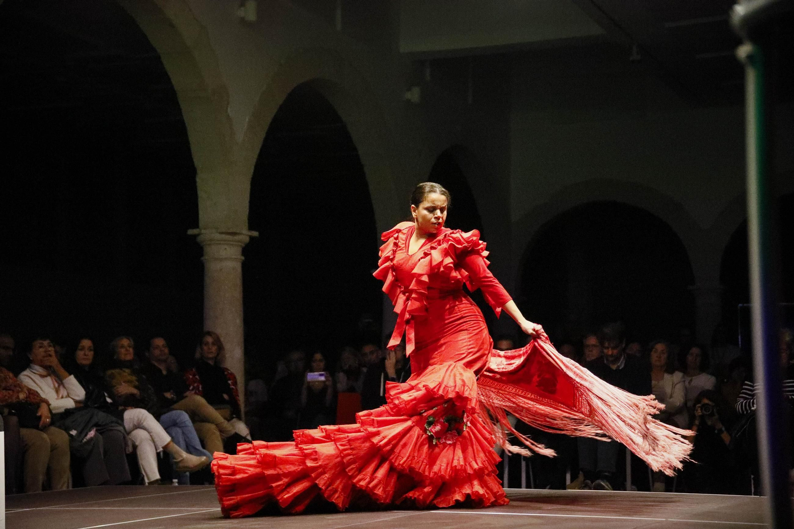 El Centro Andaluz de la Fotografía de Almería presenta el calendario 2025 con la actuación de la bailaora María Moreno, en imágenes