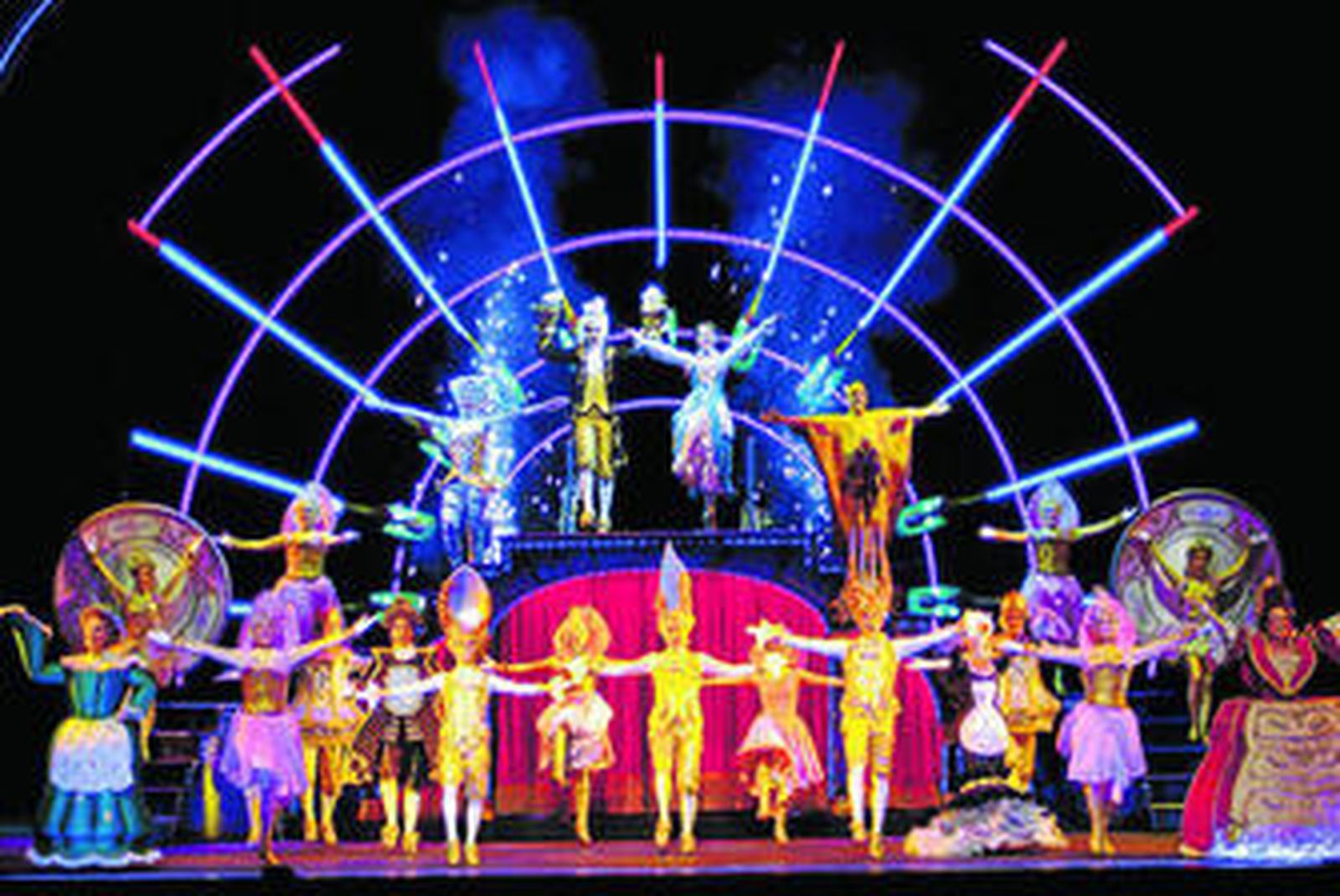 Bella, en un baile junto a los objetos animados del castillo.