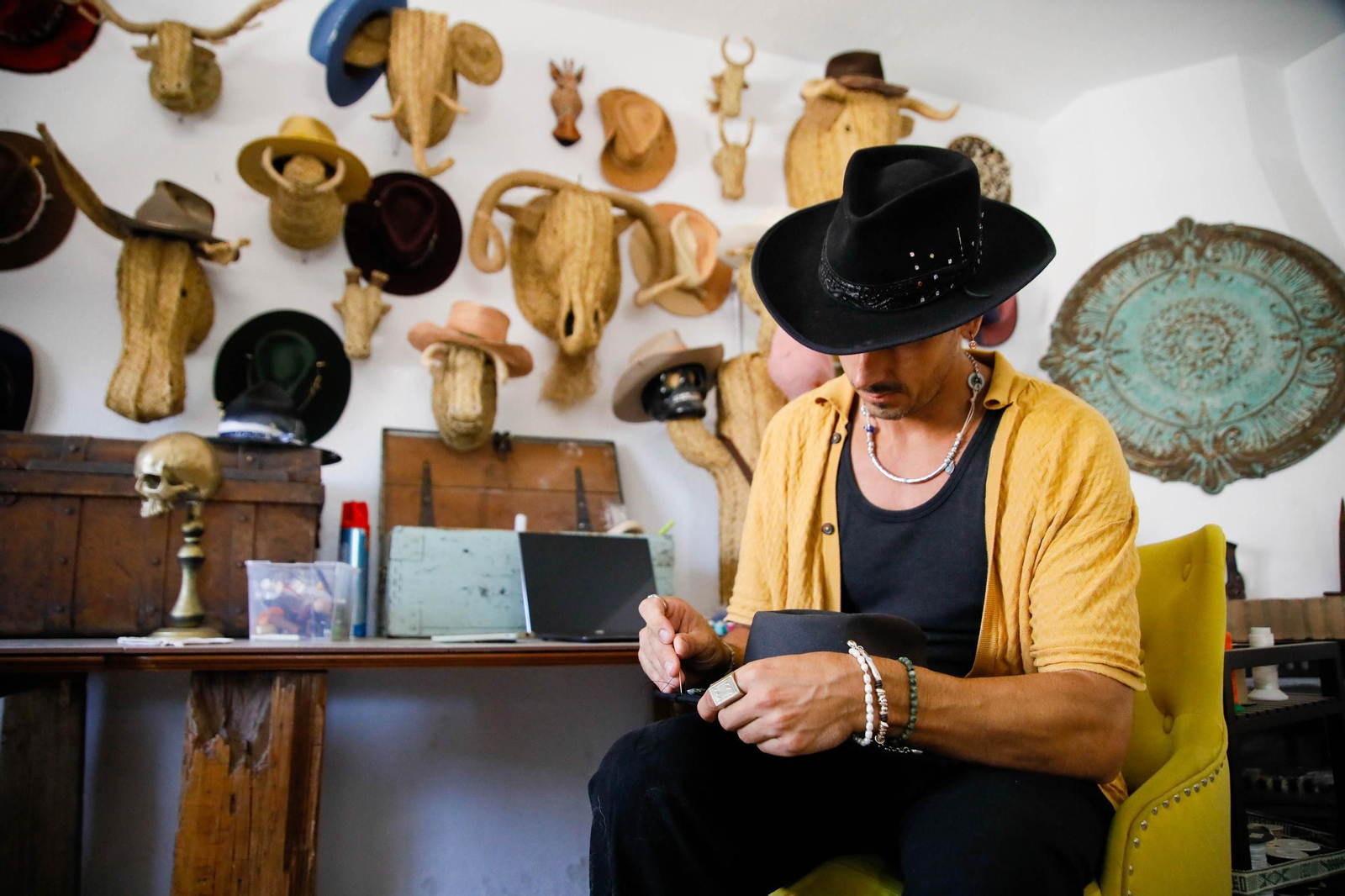 Imágenes del proceso creativo en sombreros de Alejandro Mateo