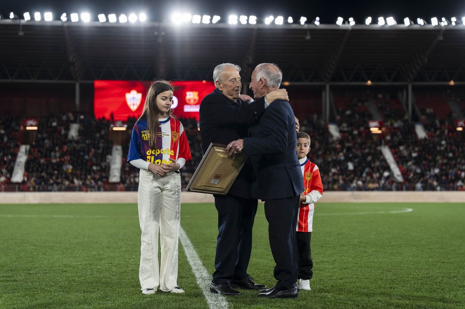 Fotogalería del partido homenaje a Guillermo Blanes entre los veteranos de la UD Almería y el FC Barcelona