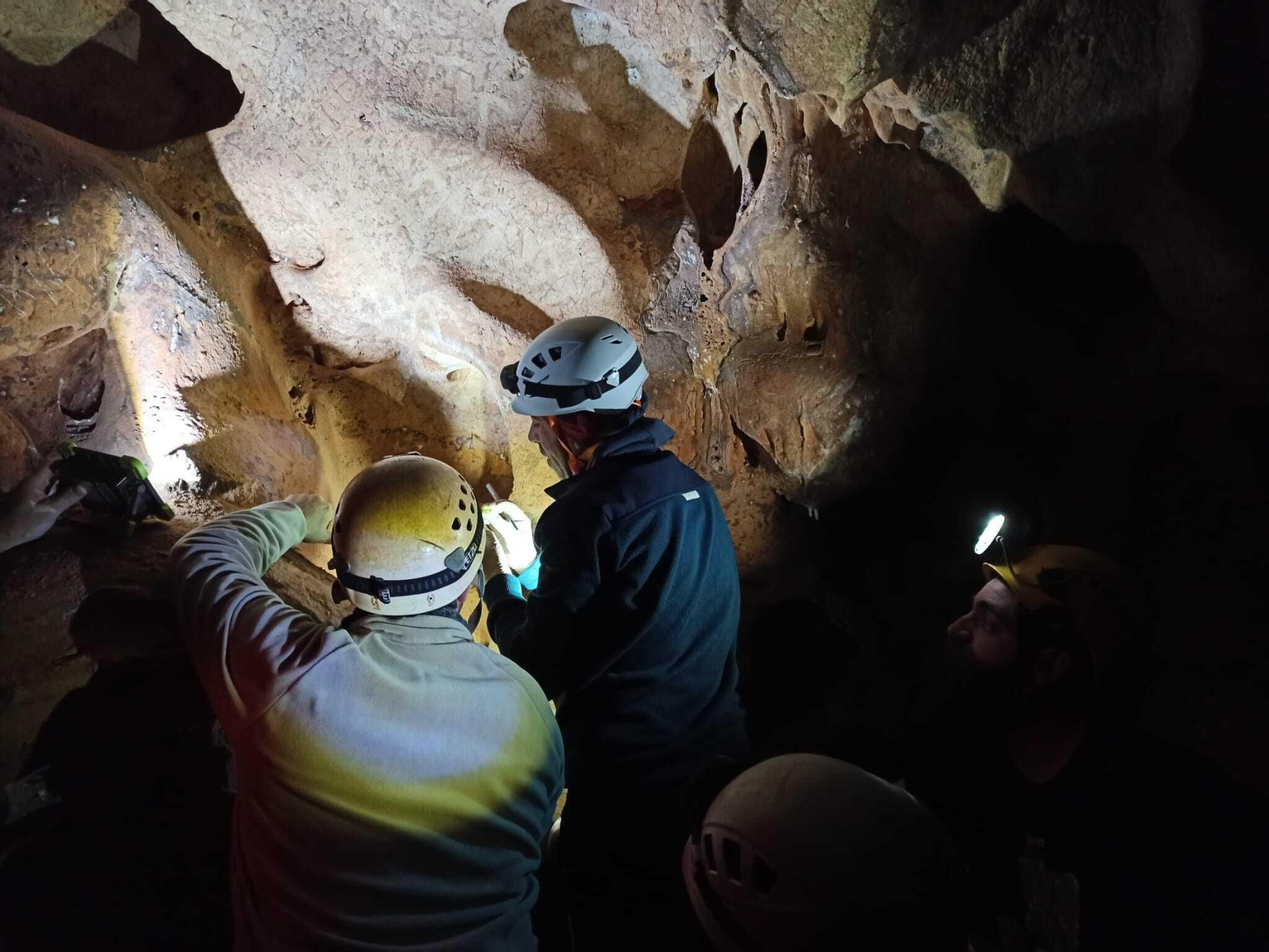 Un grupo de espeleólogos en las Cuevas del Tesoro