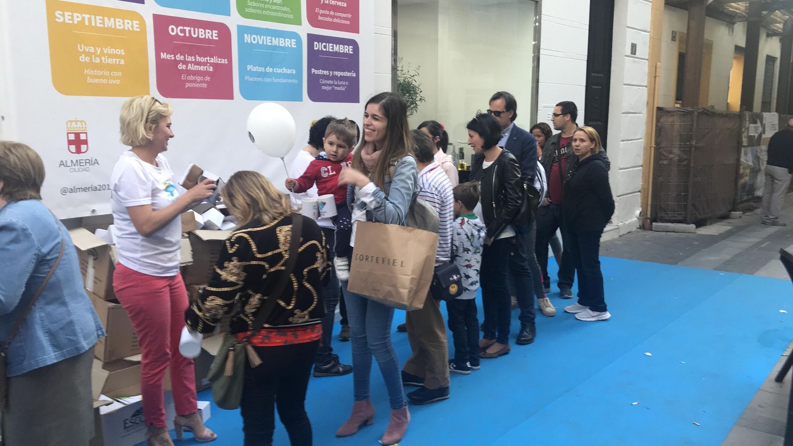 En el exterior de la sede repartieron tazas de Almería 2019.