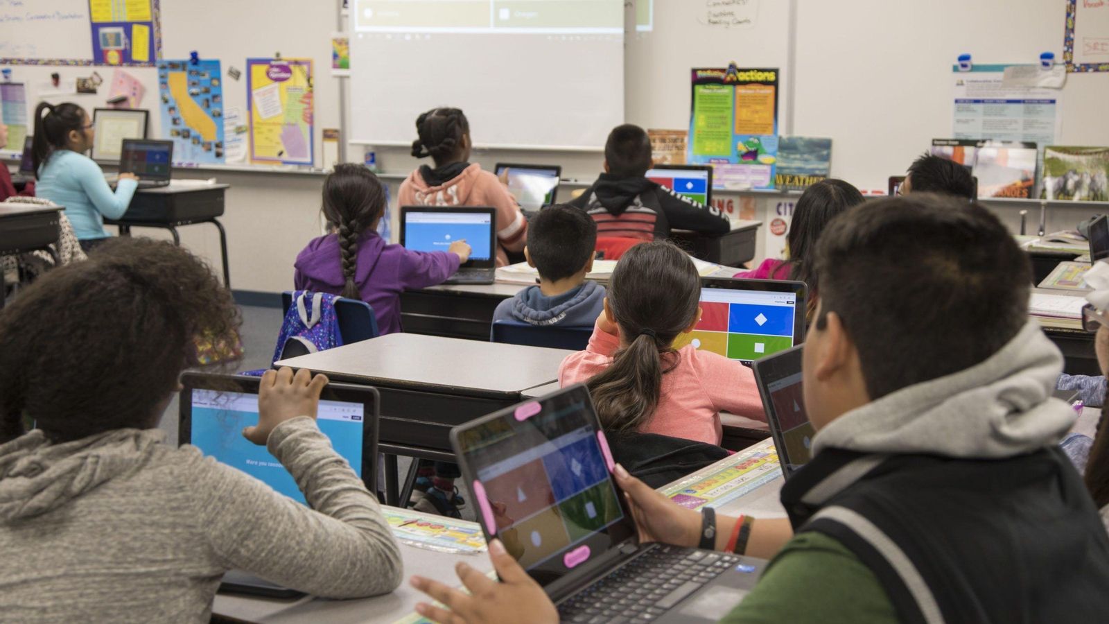El docente debe atraer la atención de un aula llena de alumnos.