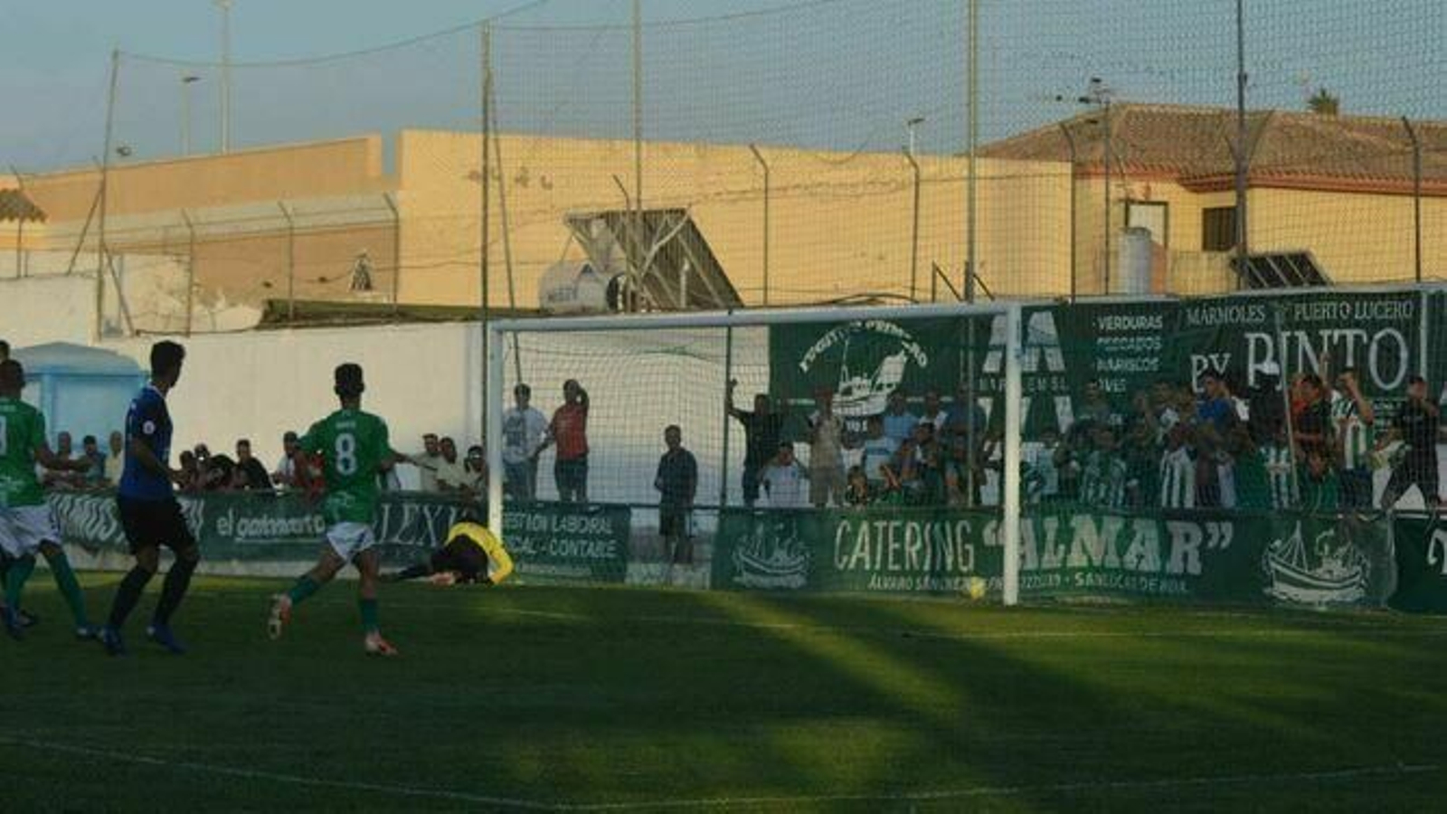Momento en el que Álex Geijo anota el 1-0, de penalti, para el Sanluqueño