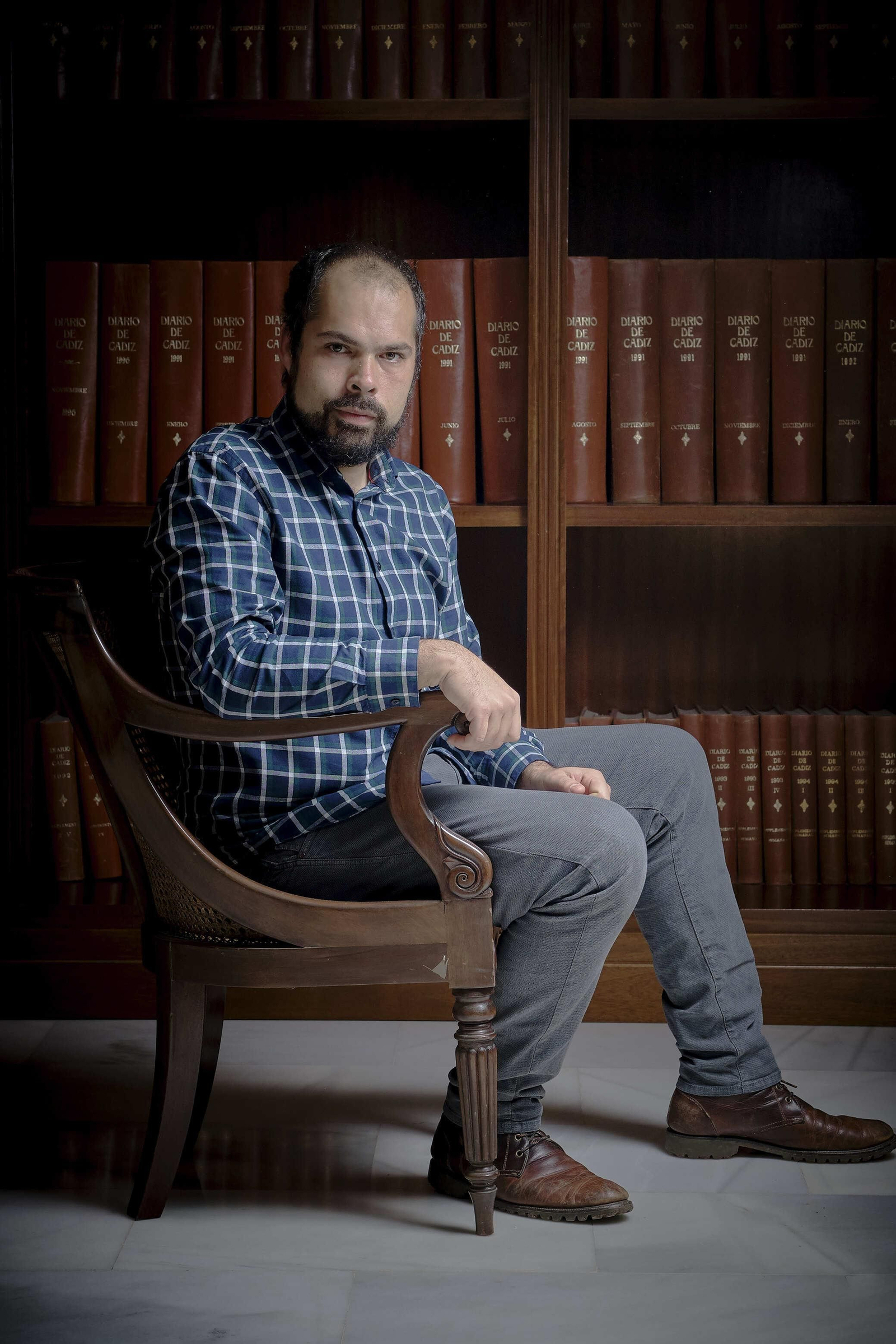 El músico gaditano Carlos Cortés  Bustamante en la hemeroteca de 'Diario de Cádiz'