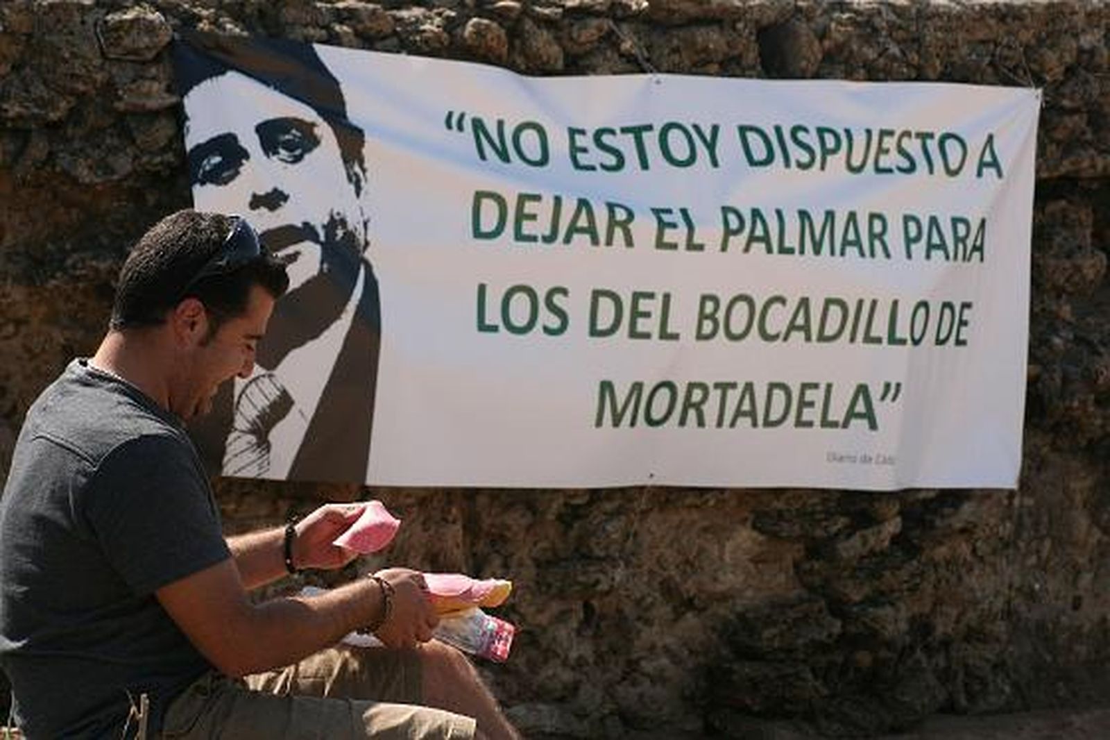 Unas 600 personas se concentran para protestar contra el macroproyecto hotelero en El Palmar. 

Foto: Manuel Aragon Pina