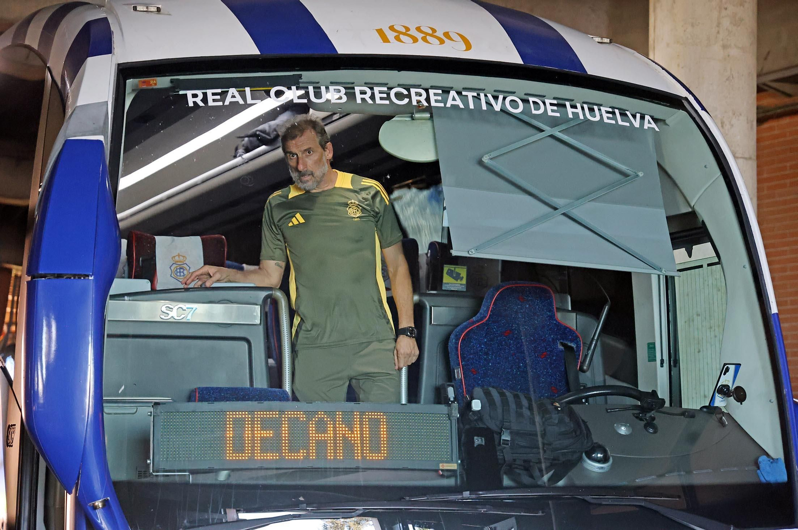 Imágenes de la salida en autobús del Recreativo de Huelva hacia Madrid