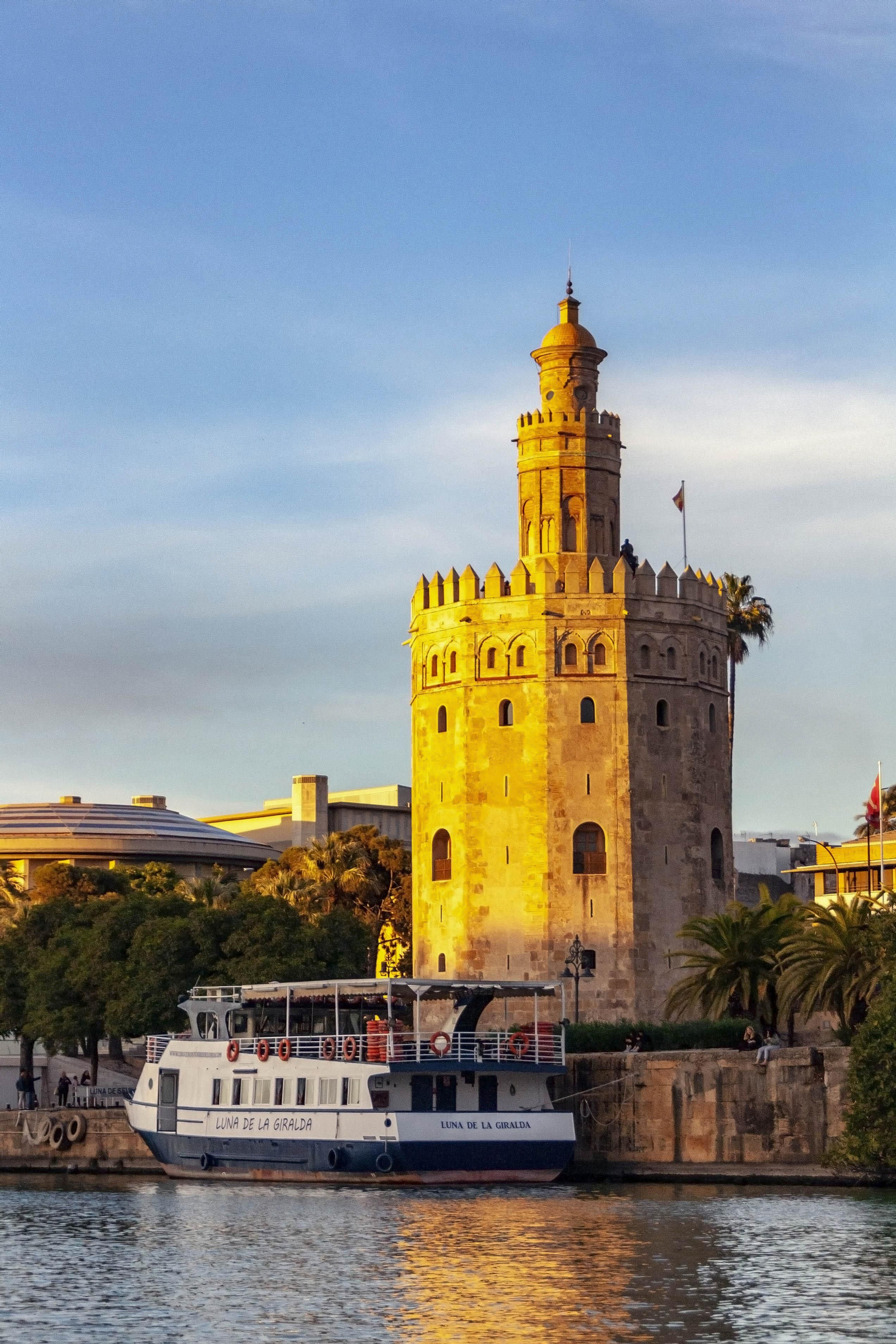 La Torre del Oro vista desde el río.