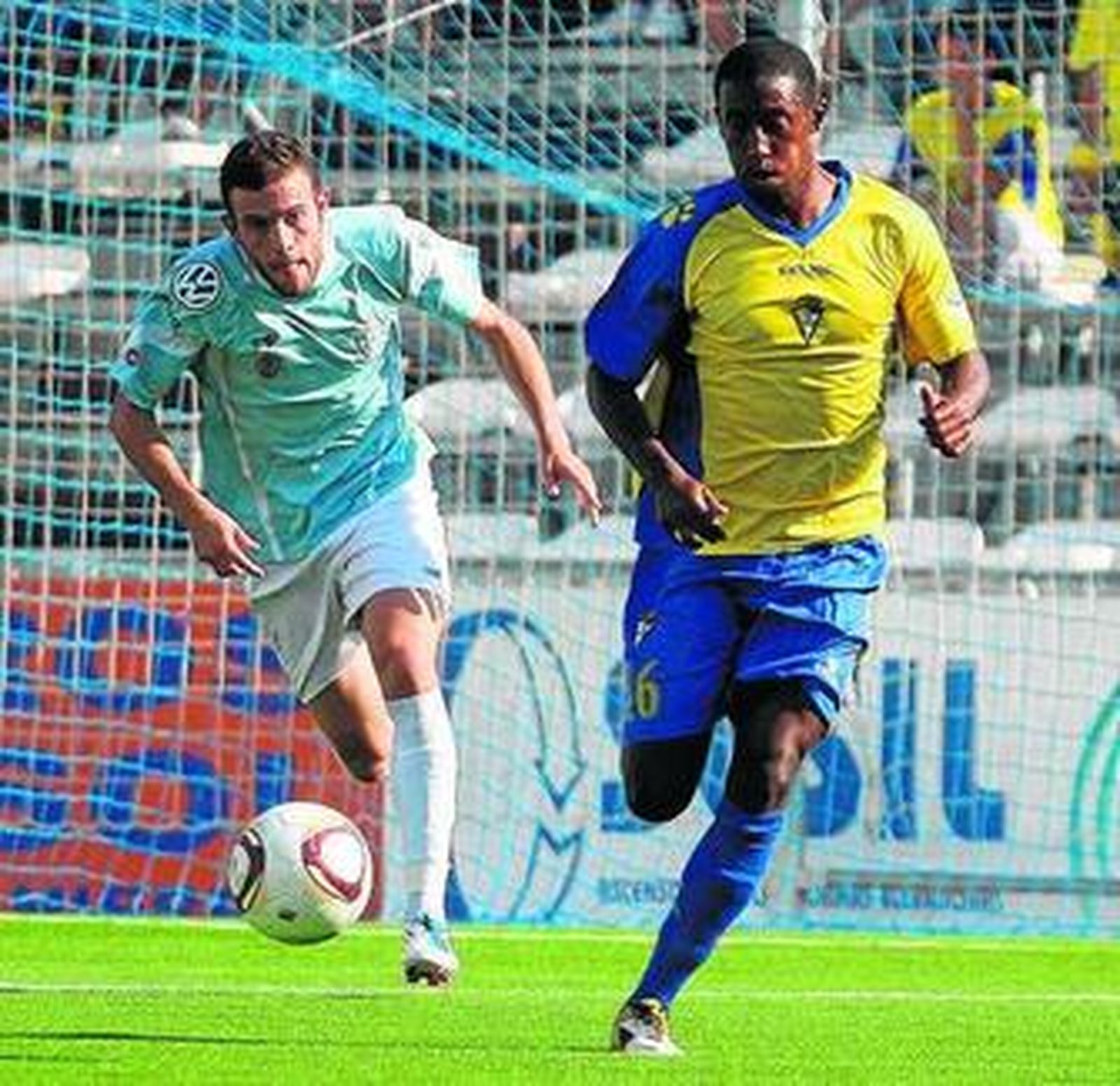 Quini corre tras el lateral izquierdo del Cádiz Camille.