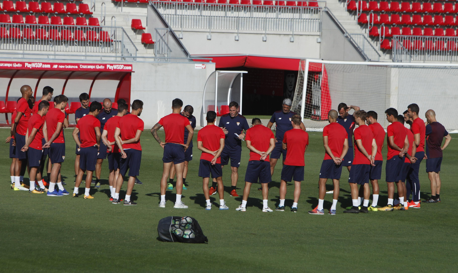 Eduardo Berizzo se dirige a su plantilla antes de un entrenamiento.