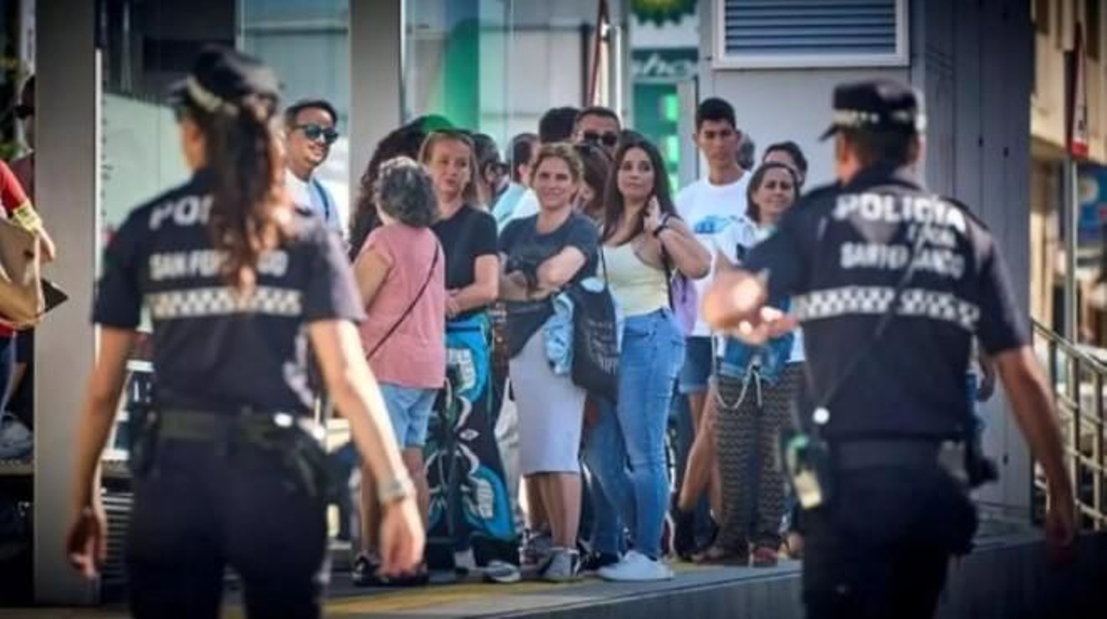 Dos agentes de la Policía Local, patrullando a la altura de la plaza de la Igesia.