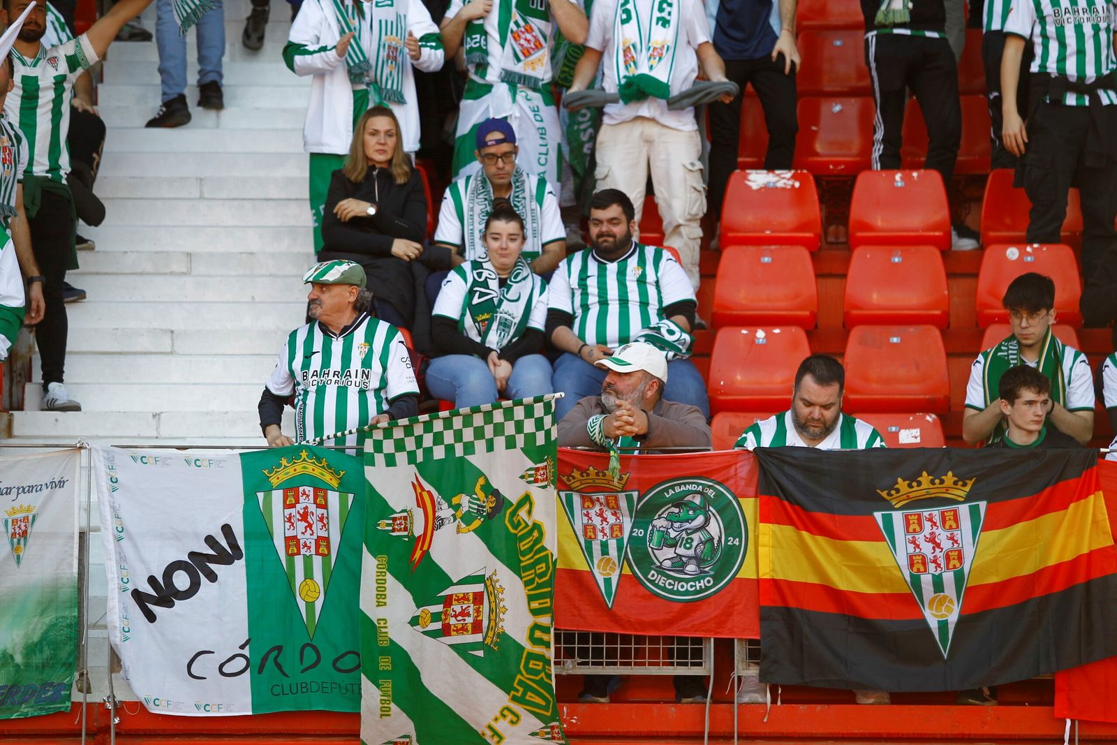 El Córdoba CF nunca camina solo: las fotos de la afición blanquiverde en Almería