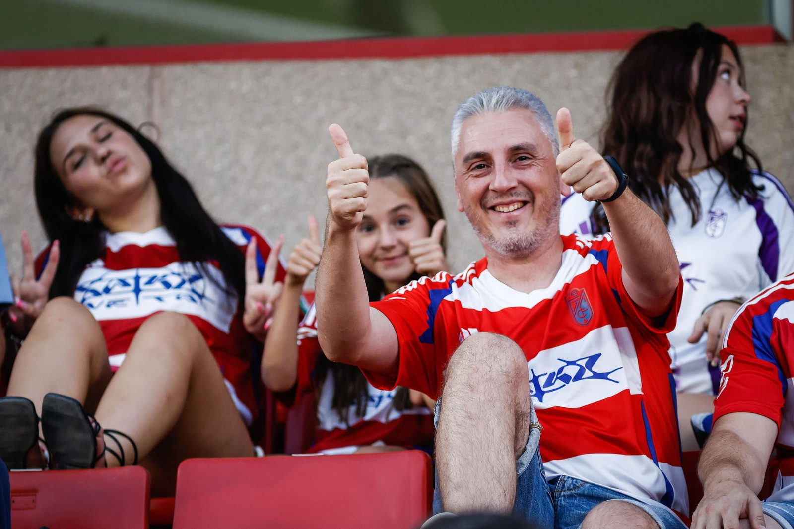 Encuéntrate en la grada de Los Cármenes y en el recibimiento al Granada CF