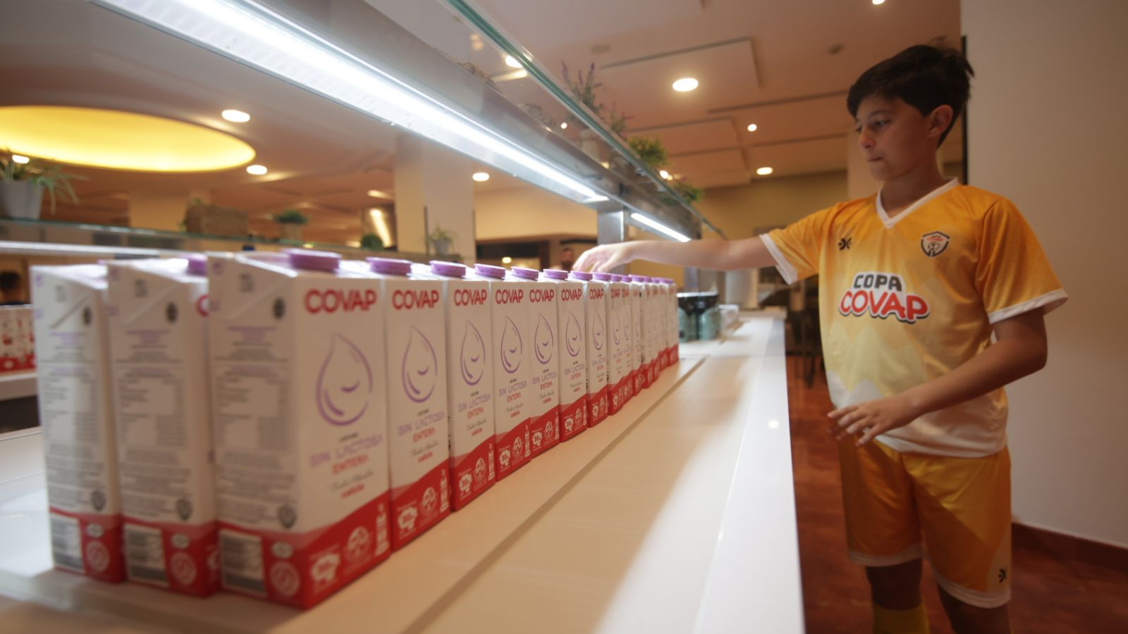 Uno de los jóvenes participantes recogiendo parte de su desayuno saludable durante la presente edición de la Copa COVAP.