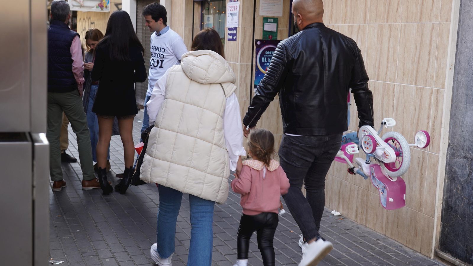 Una familia con su hija y una bicicleta en el centro de Málaga.