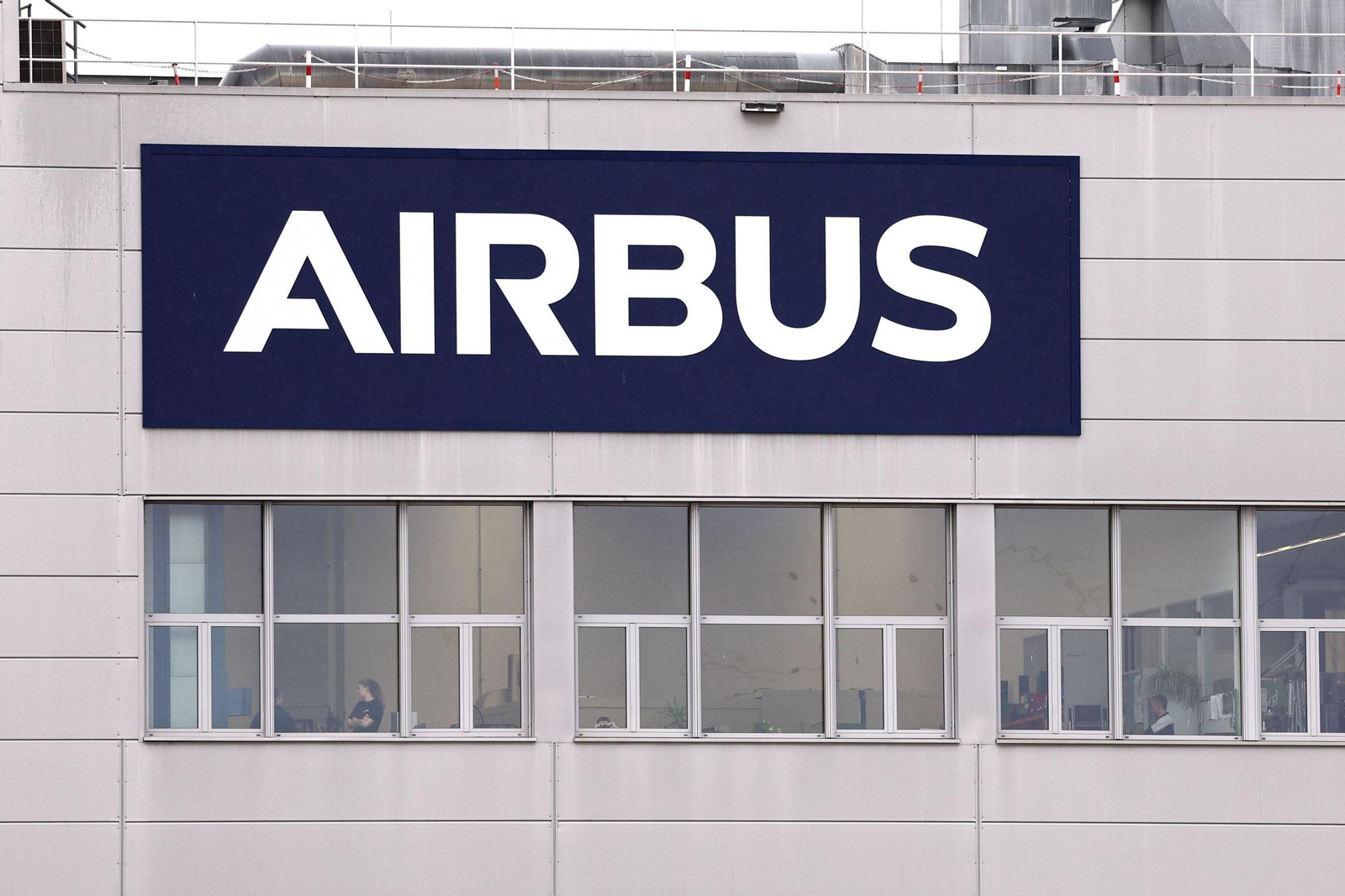 Logo de Airbus de la factoría de la compañía en Donauwoerth, Alemania, en una imagen de archivo. Logo de Airbus de la factoría de la compañía en Donauwoerth, Alemania, en una imagen de archivo.