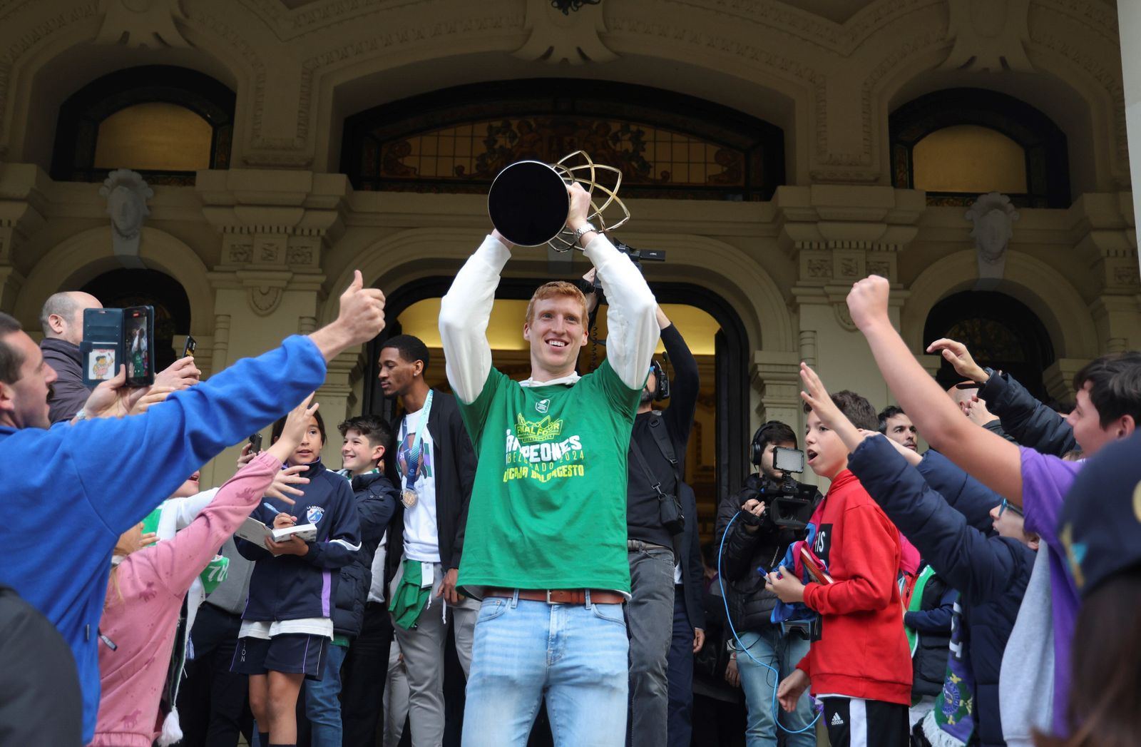 El Unicaja celebra en las calles de Málaga el título de la BCL