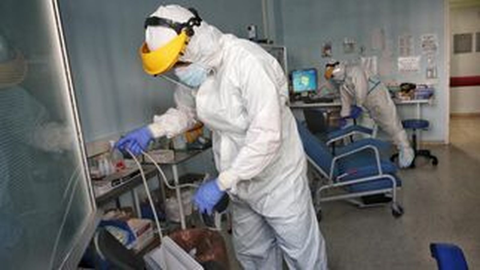 Personal sanitario en la zona covid del Puerta del Mar.