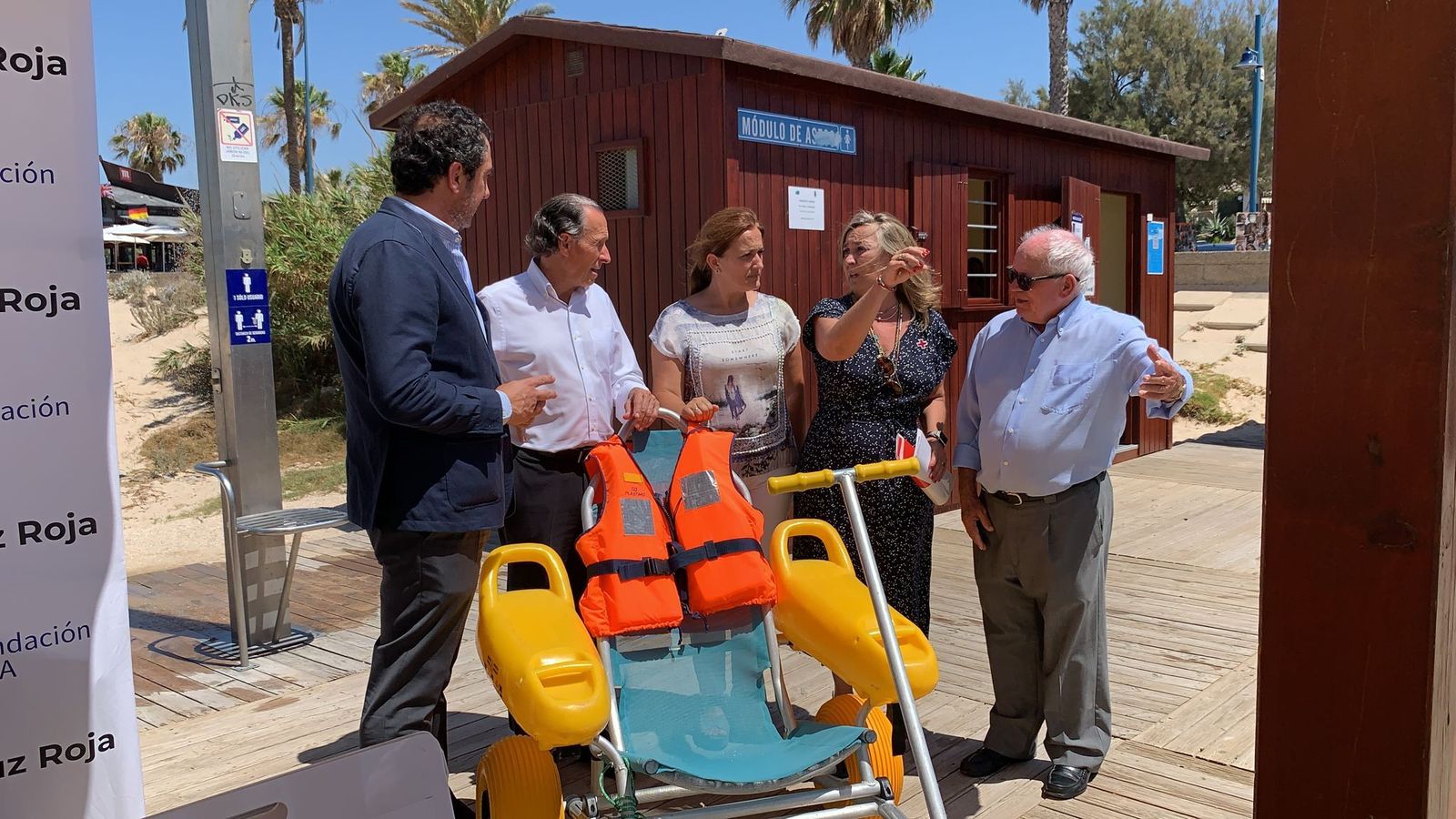 Presentación del servicio de baño adaptado de la playa de La Barrosa.
