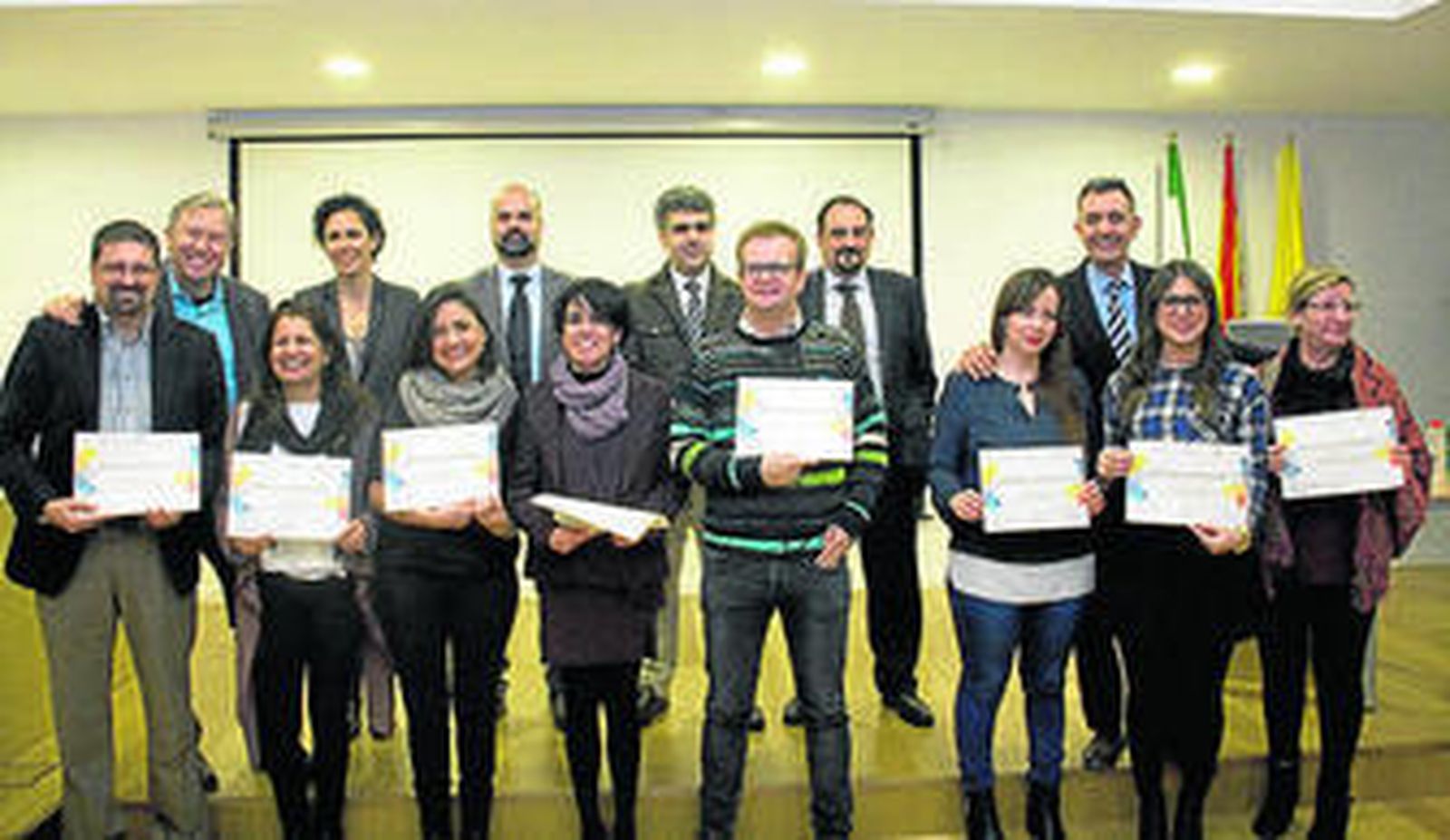 Autoridades, profesores y alumnos, ayer, en la entrega de las becas.
