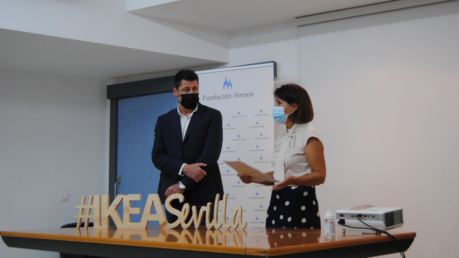 Fernando Pozuelo, 'store manager' IKEA Sevilla, y Concha Yagüe, patrona Fundación Atenea.