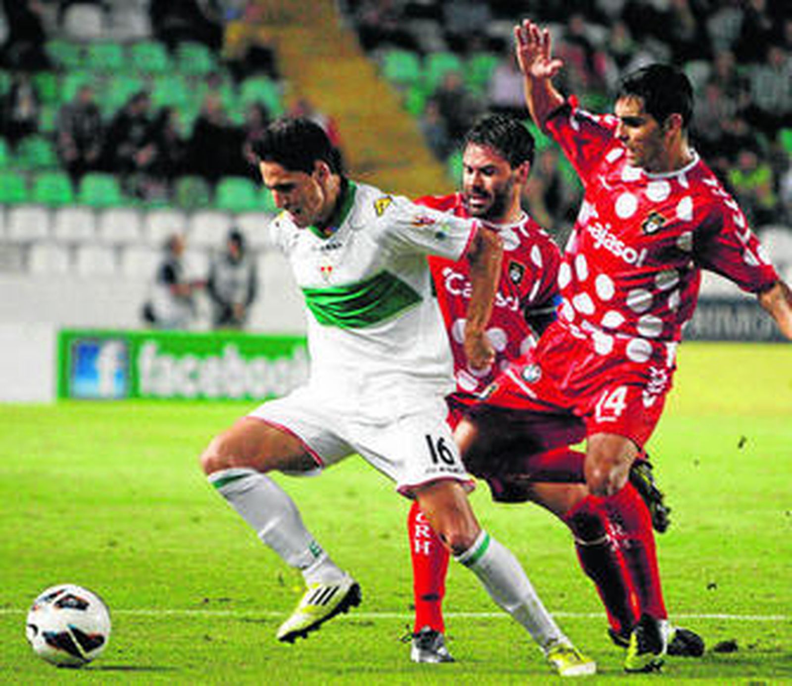 1. Fidel, autor del primer gol del Elche, intenta llevarse la pelota en presencia de Dimas y de Córcoles. 2. Matamala, que marcó en propia puerta el segundo gol del Elche, pugna con un contrario. 3. Xumetra y Córcoles pelean un balón por alto. 4. Brozek lamenta el gol que marró.