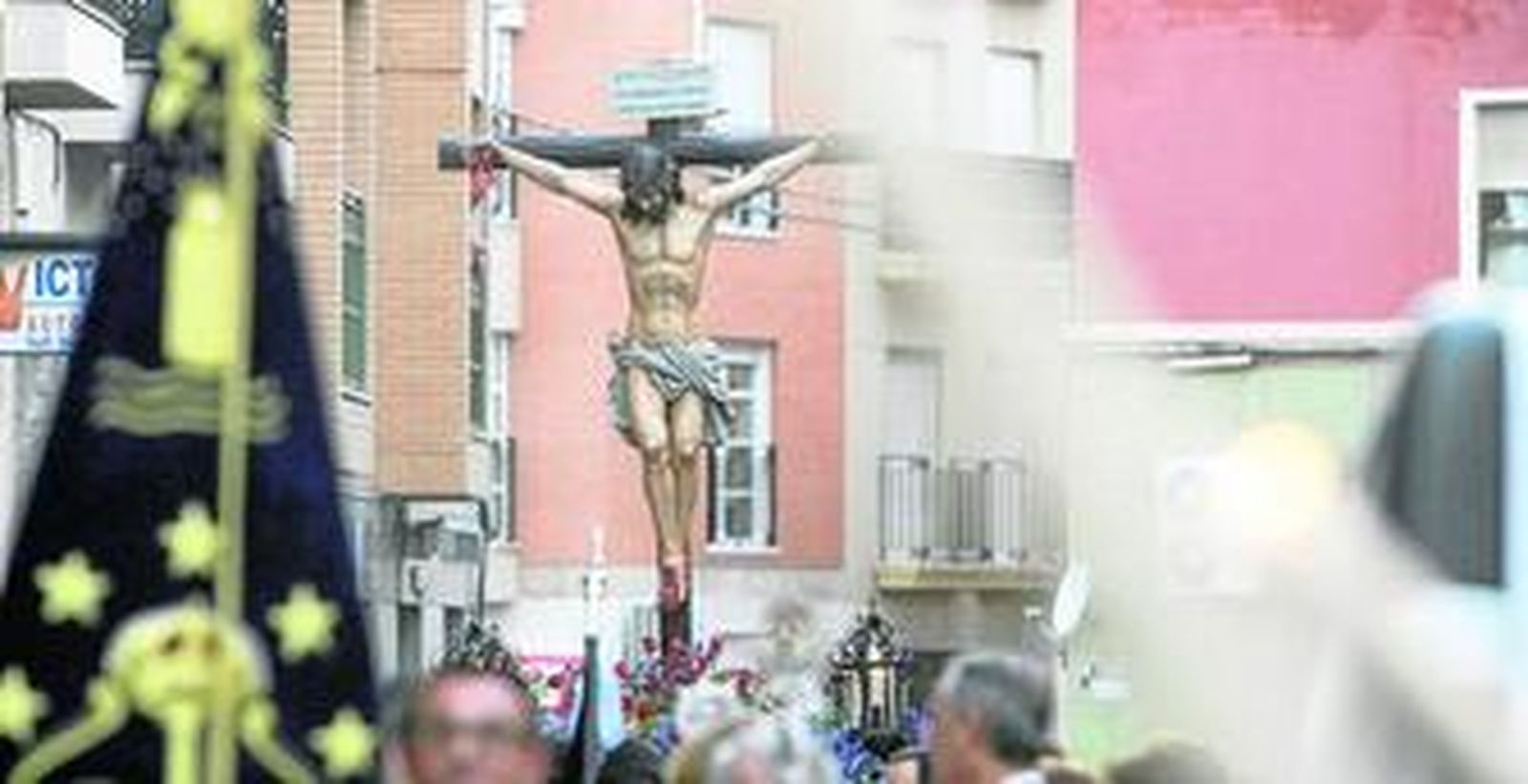 El Santísimo Cristo del Mar procesionó en la tarde de ayer junto al fervor de sus devotos que le acompañaron desde su salida de San Roque.