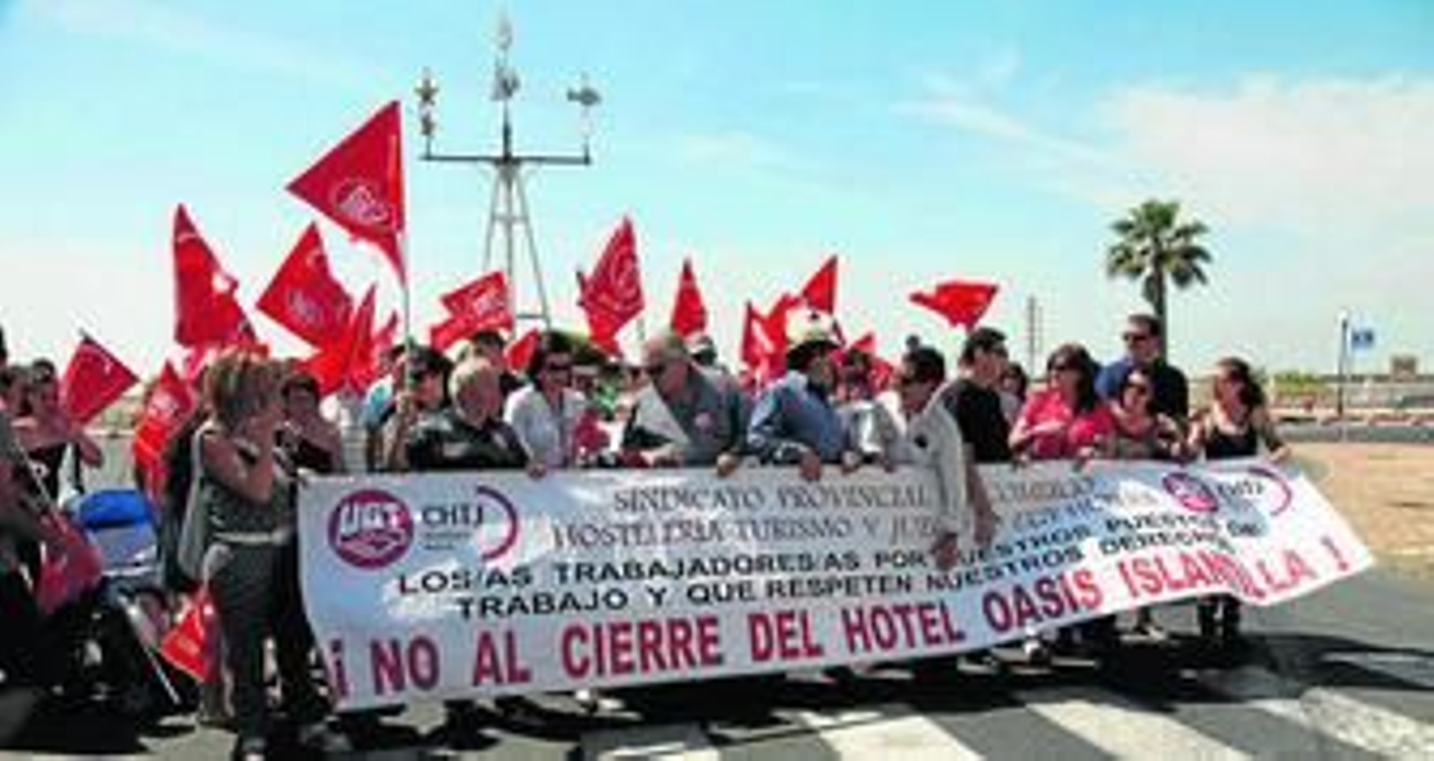 Manifestación contra los cierres del Hotel Oasis en la localidad isleña.