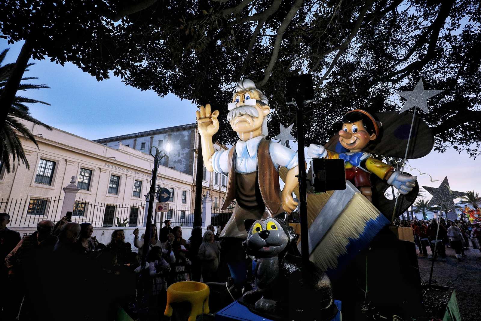 Las imágenes de la divertida Cabalgata del Humor del Carnaval de Cádiz 2024