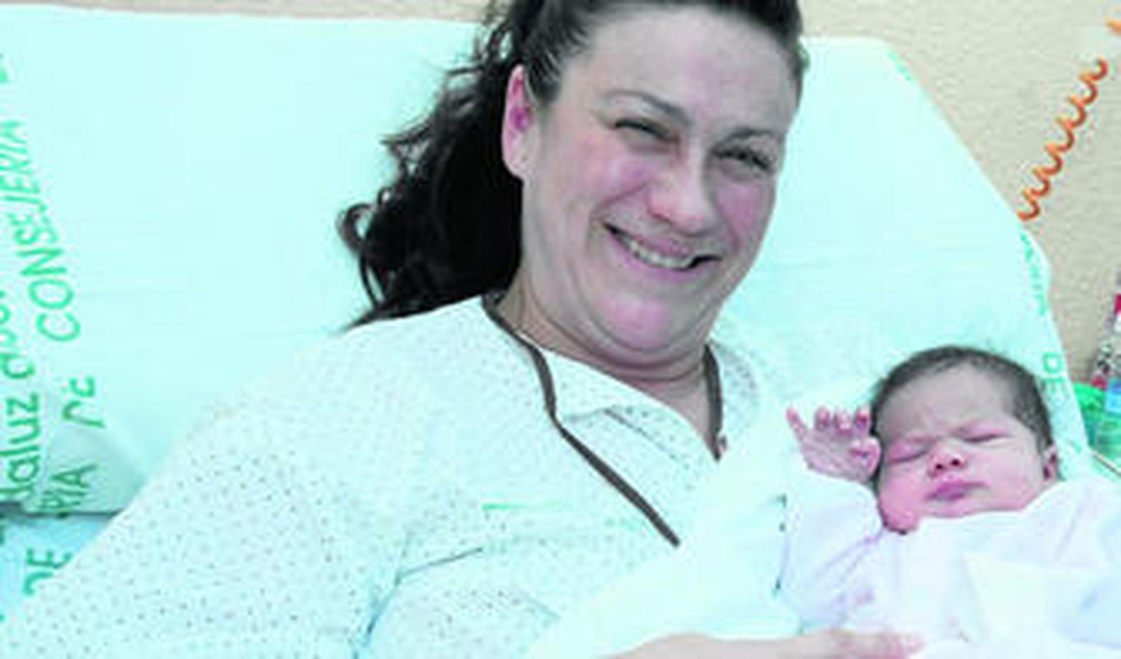 Raquel y Alejandra, primera niña nacida en el día de Año Nuevo en el Campo de Gibraltar, en su habitación del hospital Punta de Europa de Algeciras.