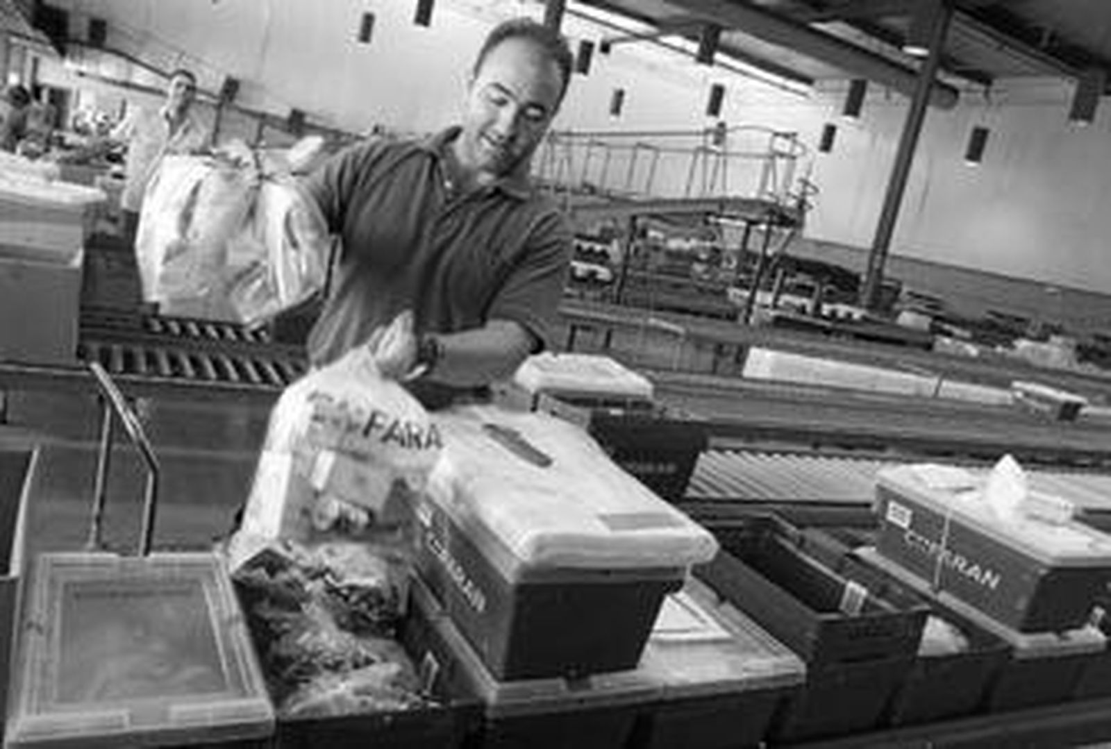 Un trabajador de Cofarán prepara un envío a una farmacia de antivirales contra la gripe A.